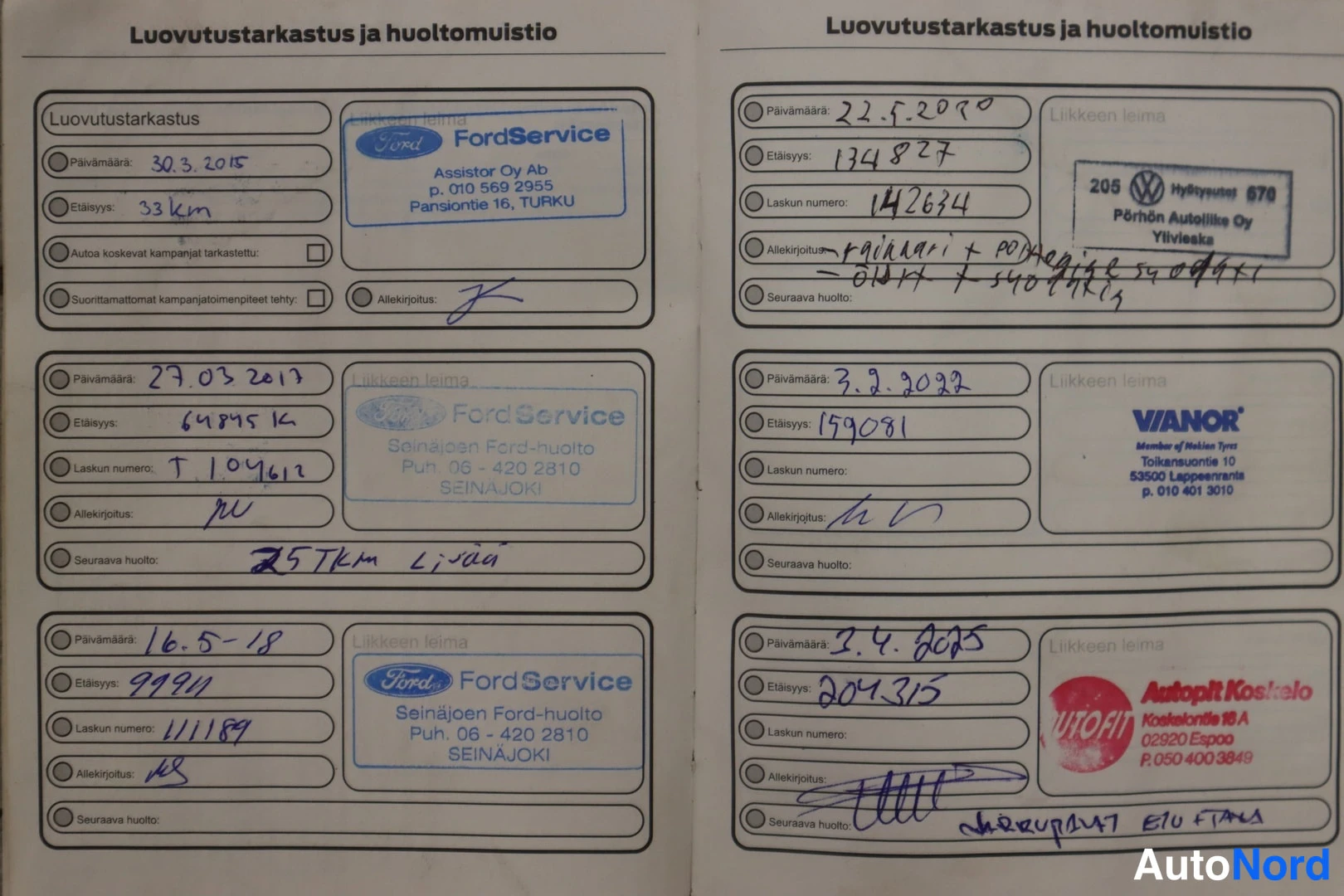 Yksityiskohta: Huoltokirjan avattu sivu 'Luovutustarkastus ja huoltomuistio' useilla päiväyksillä, kilometreillä ja korjaamoleimoilla.