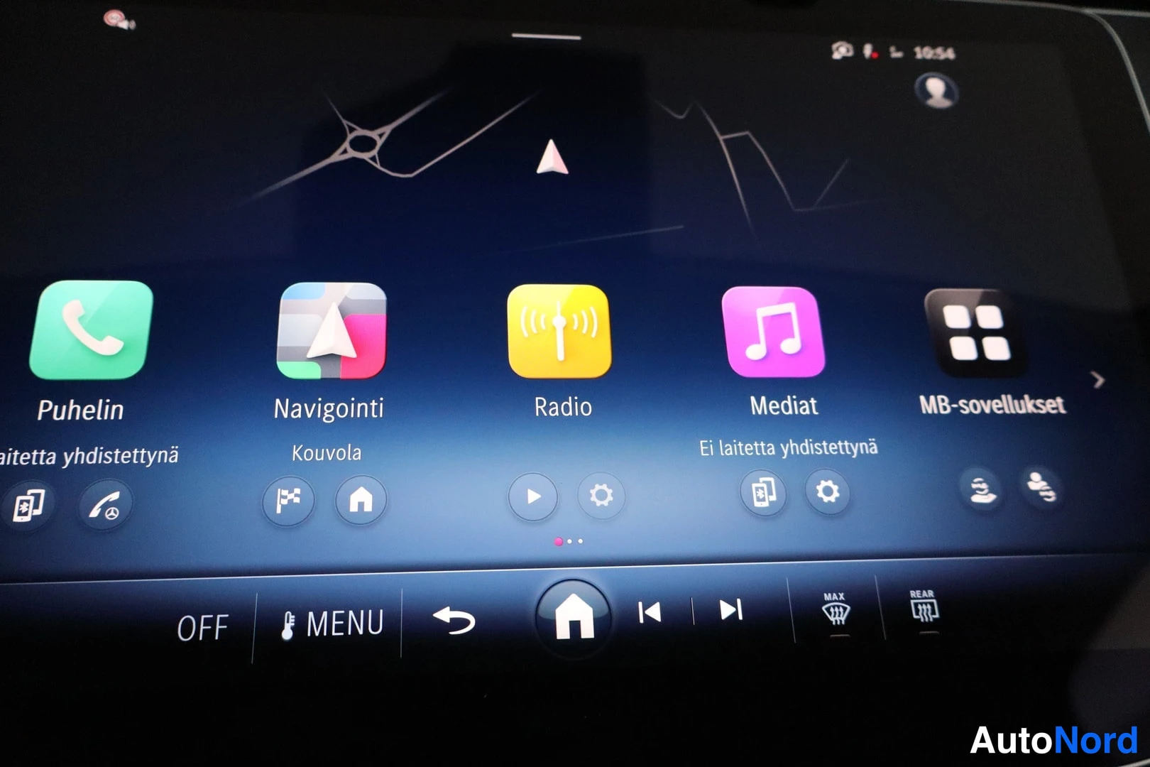 Muu: Mercedes-Benz MBUX-infotainment-näytön päävalikko sovelluksilla Puhelin, Navigointi (Kouvola), Radio, Mediat ja MB-sovellukset; alareunassa OFF- ja MENU-painikk