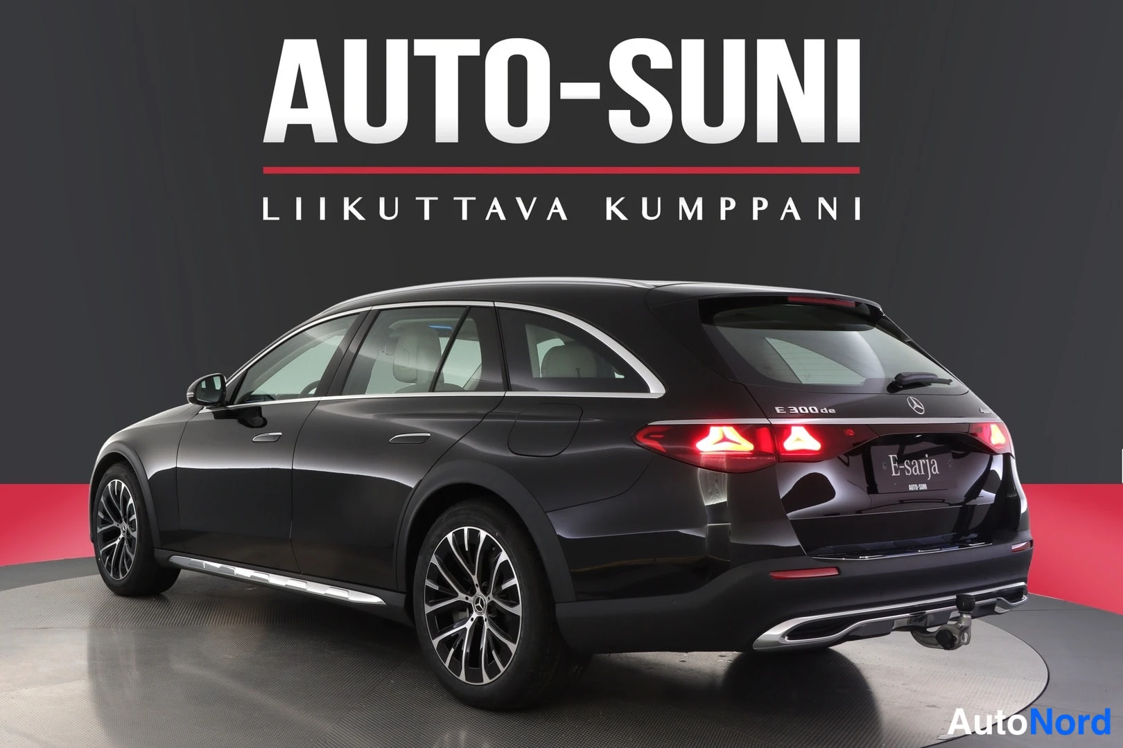 Takaviisto: Mustan Mercedes-Benz E -farmarin taka- ja sivukulma vasemmalta; E 300 de -merkintä takaluukussa ja vetokoukku näkyvät.