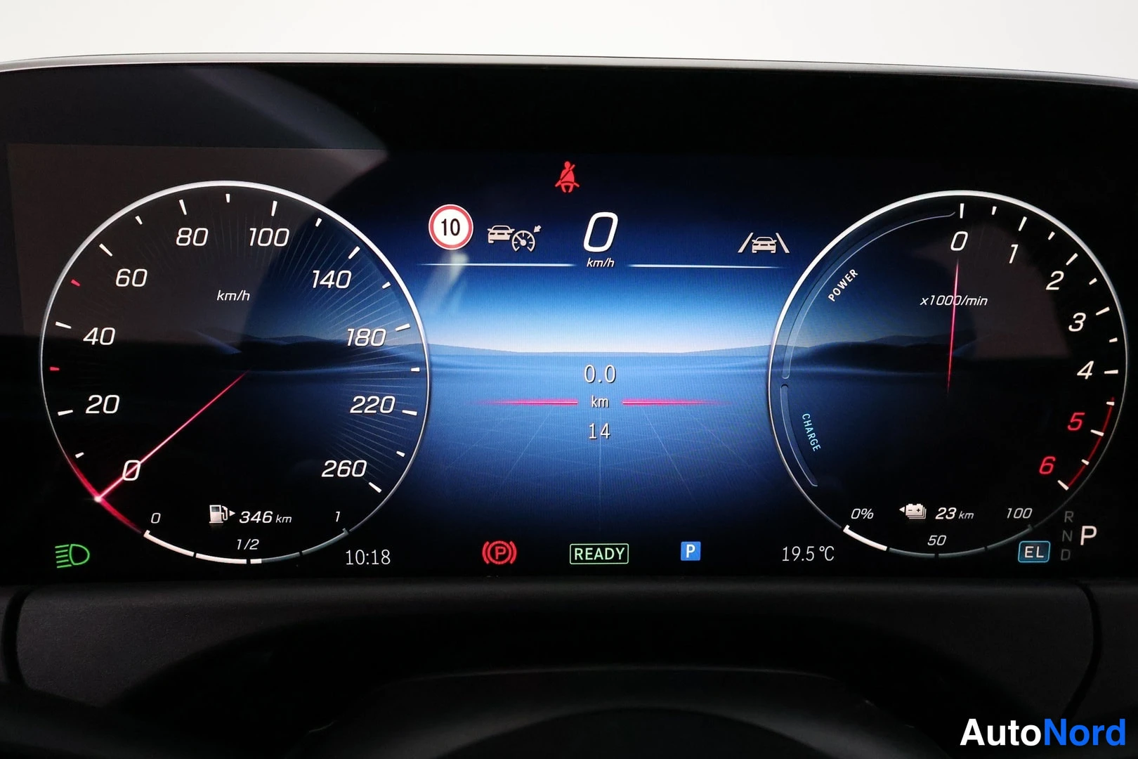 Muu: Kojelaudan näyttö: nopeusmittari 0 km/h, valmiustila READY, ajomatka 0,0 km, P-pysäköinti ja 19,5 °C lämpötila.