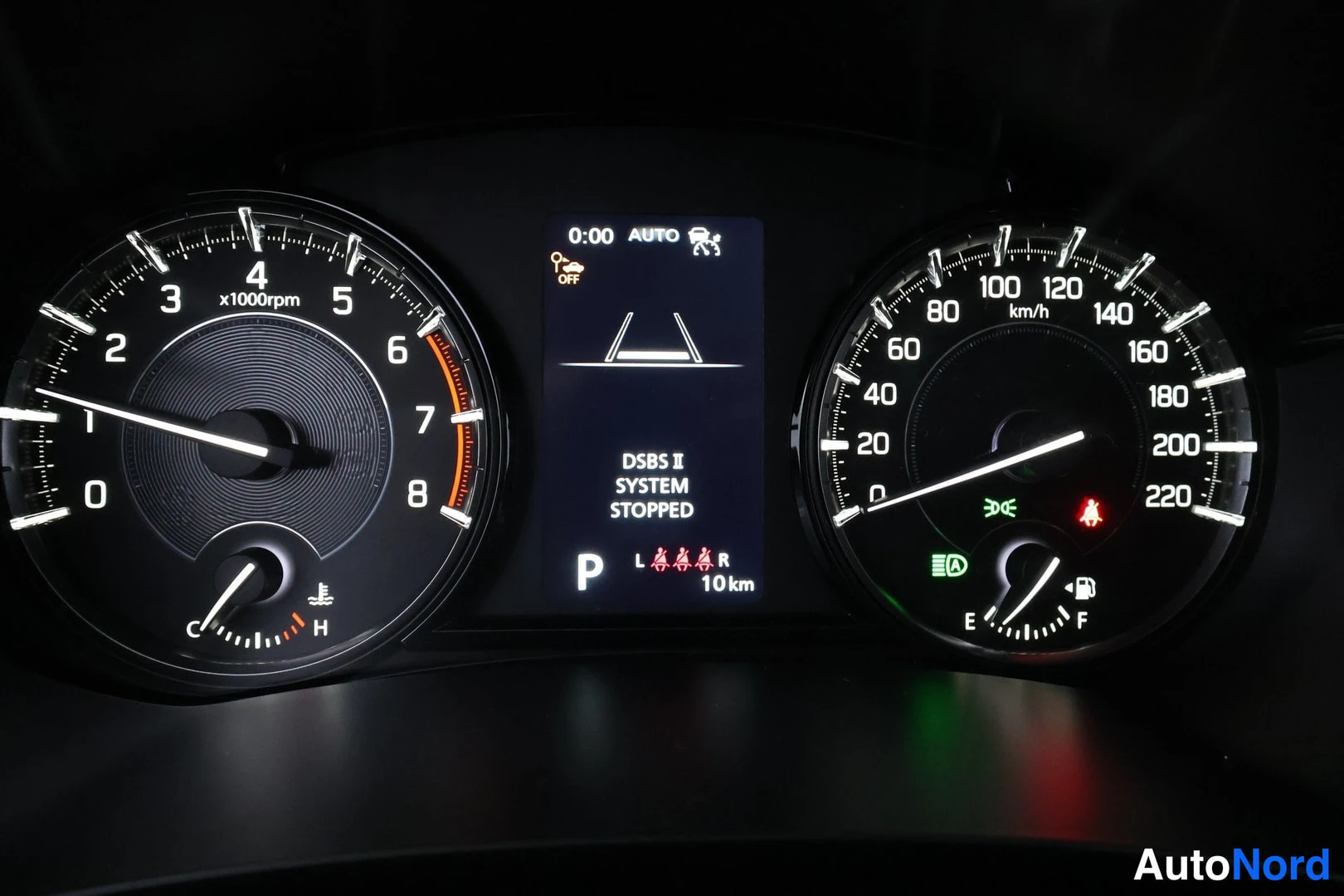 Muu: Kojelaudan mittaristo: vasemmalla kierroslukumittari x1000rpm asteikolla 0–8, oikealla nopeusmittari asteikolla 0–220 km/h ja polttoainemittari. Keskellä näyttö
