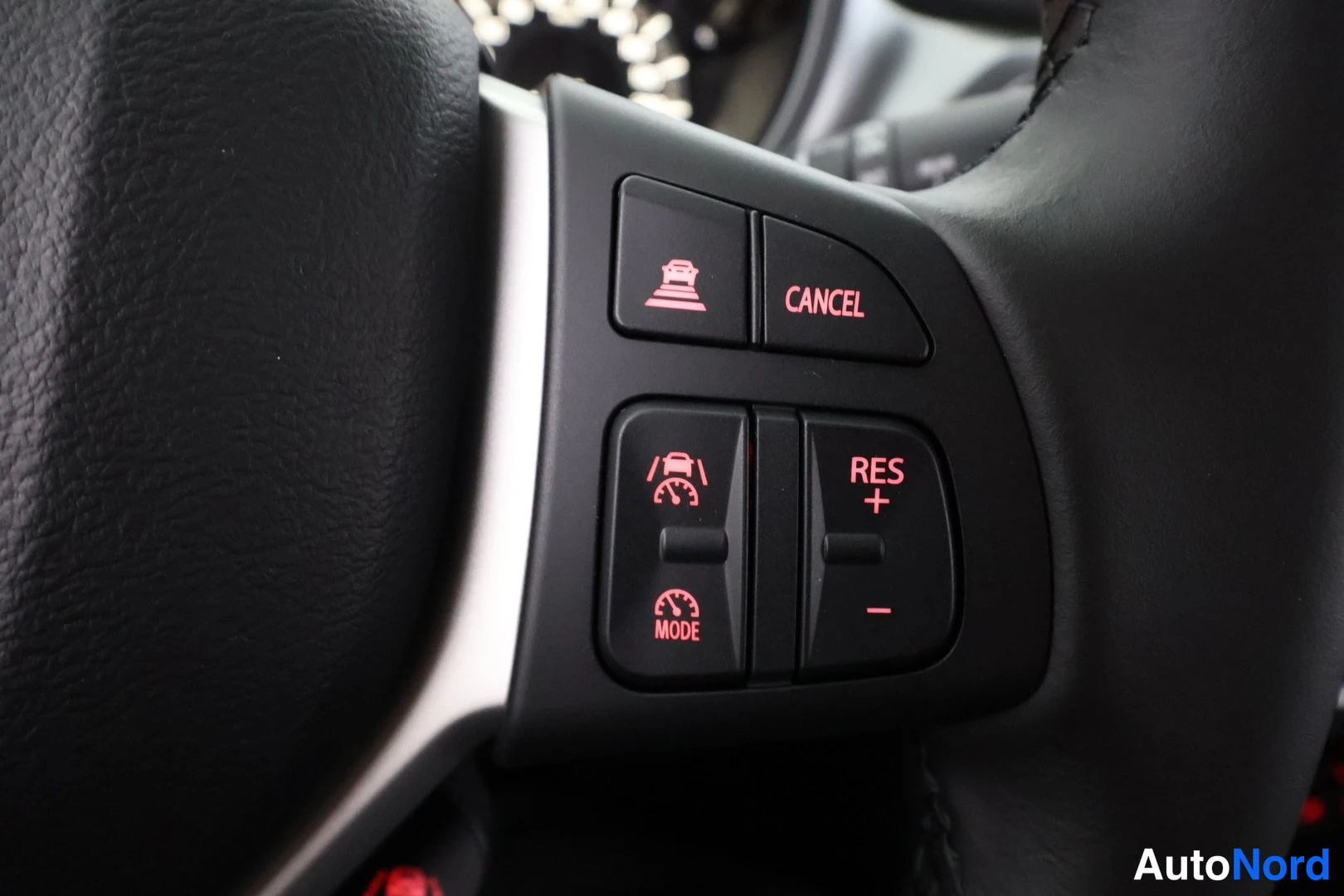 Muu: Suzuki Vitara - ohjauspyörän nappiryhmä: CANCEL, RES +/- ja MODE -painikkeet valaistuna.