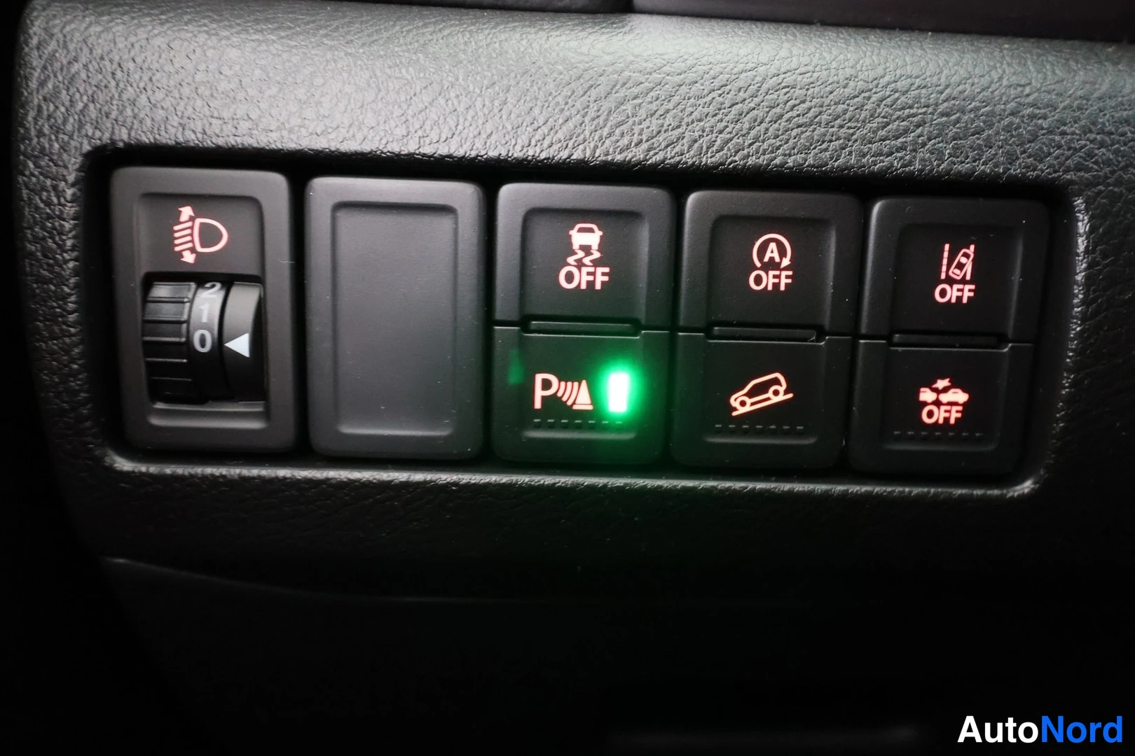 Muu: Kojelaudan kytkinpaneeli: pysäköintitunnittimen P-signal -nappi palaa vihreänä, vieressä ESP-, auto-start- ja takaruutu- ja mäkikäynnistys -OFF-napit.