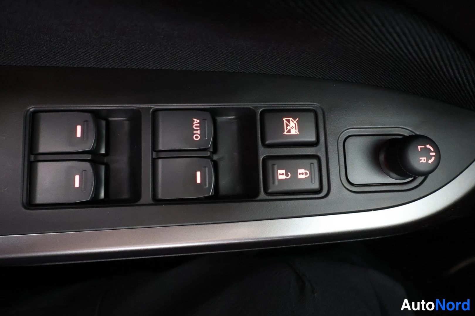 Muu: Ikkunanostimen kytkinryhmä AUTO-merkinnällä ja peilin L/R -säädin ovipanelissa.
