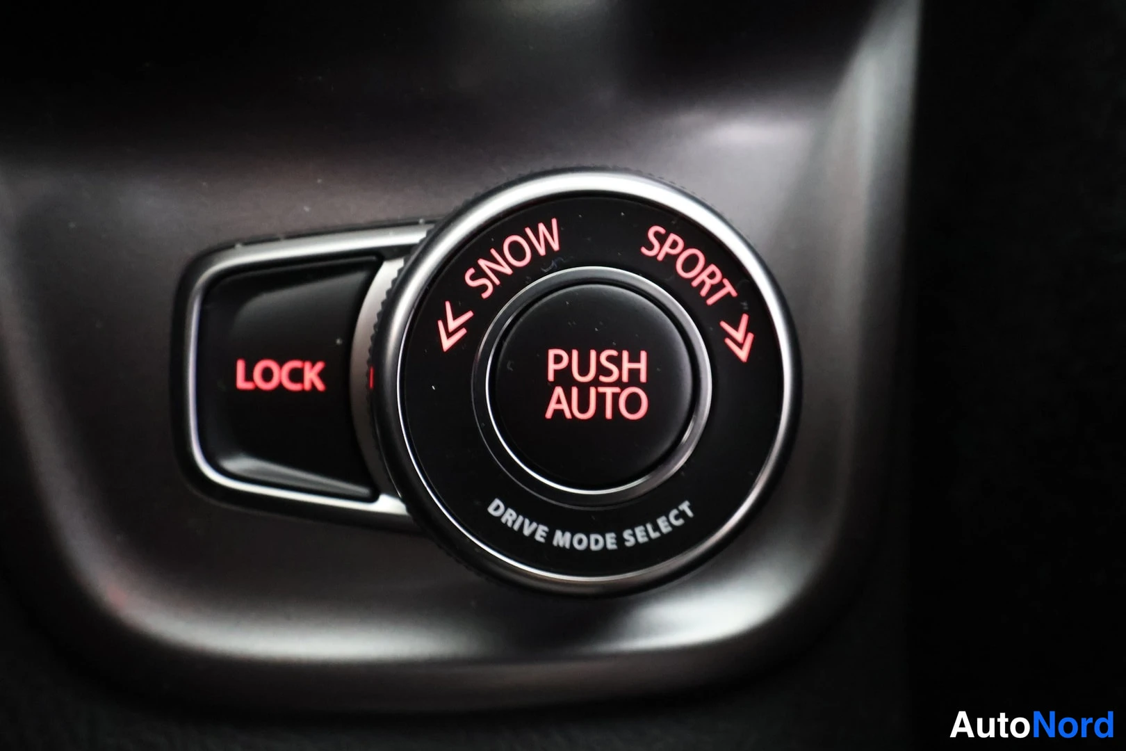 Muu: Ajovalintakytkin: LOCK, SNOW, SPORT ja PUSH AUTO -nappi keskellä.
