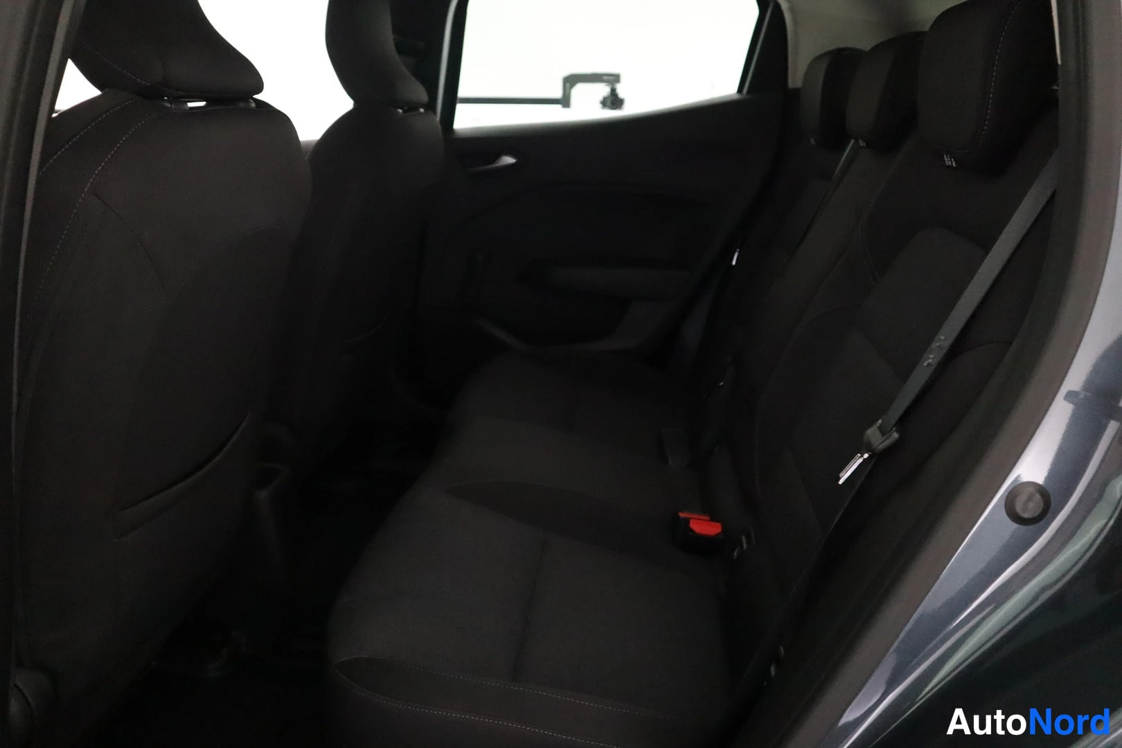 Takaviisto: Rear seat bench with headrests and seatbelt visible