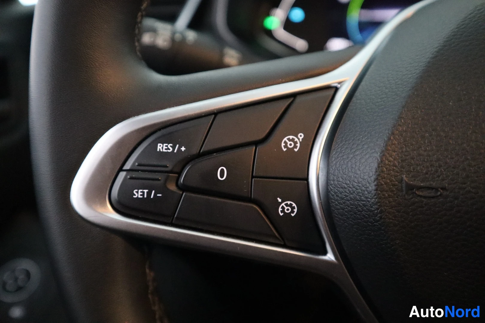 Edestä: Close-up of steering wheel showing cruise control buttons
