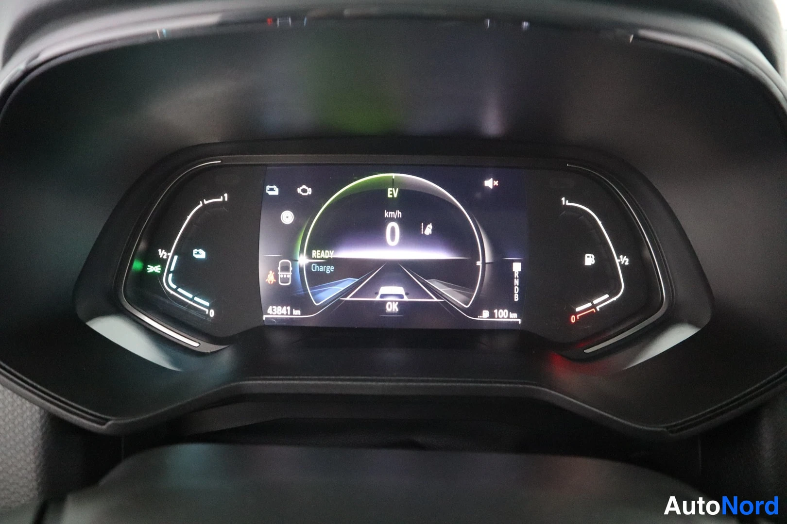 Muu: Digitaalinen kojelauta näyttää EV-tilassa READY-merkinnän, 0 km/h ja matkamittarin 43 841 km.