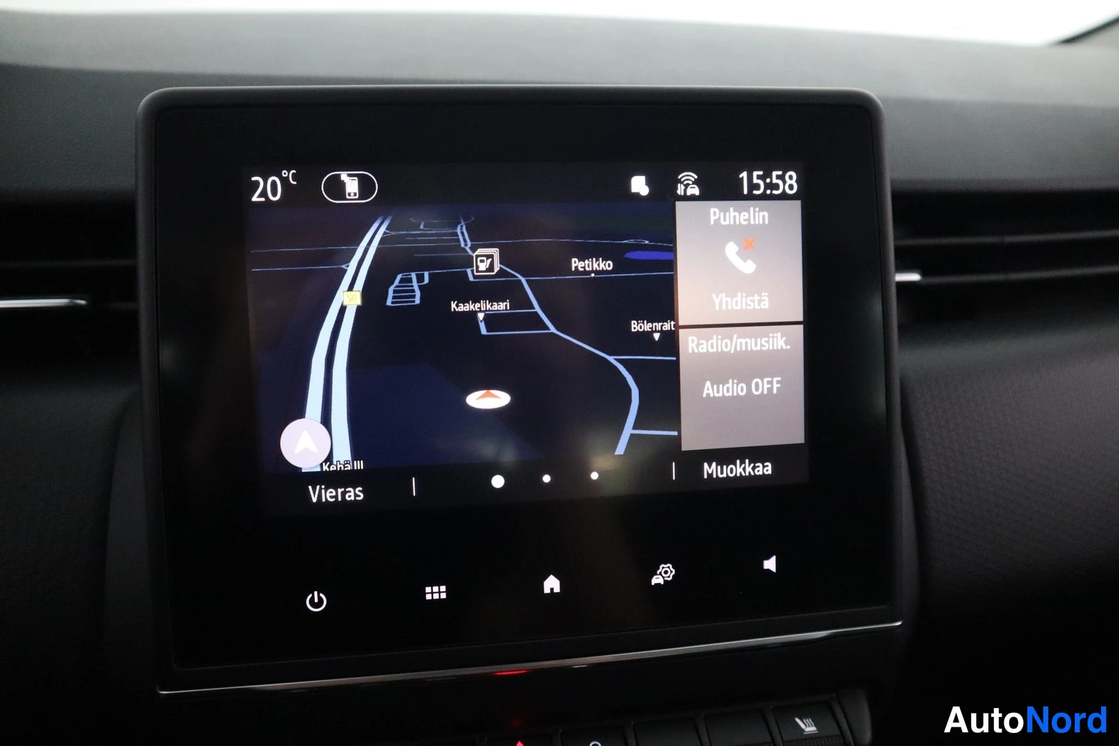 Muu: Viihdejärjestelmän näyttö näyttää navigointikartan (Petikko, Kaakelikaari) sekä Puhelin-, Yhdistä- ja Radio/musiikkivalinnat; kello 15:58, 20 °C.