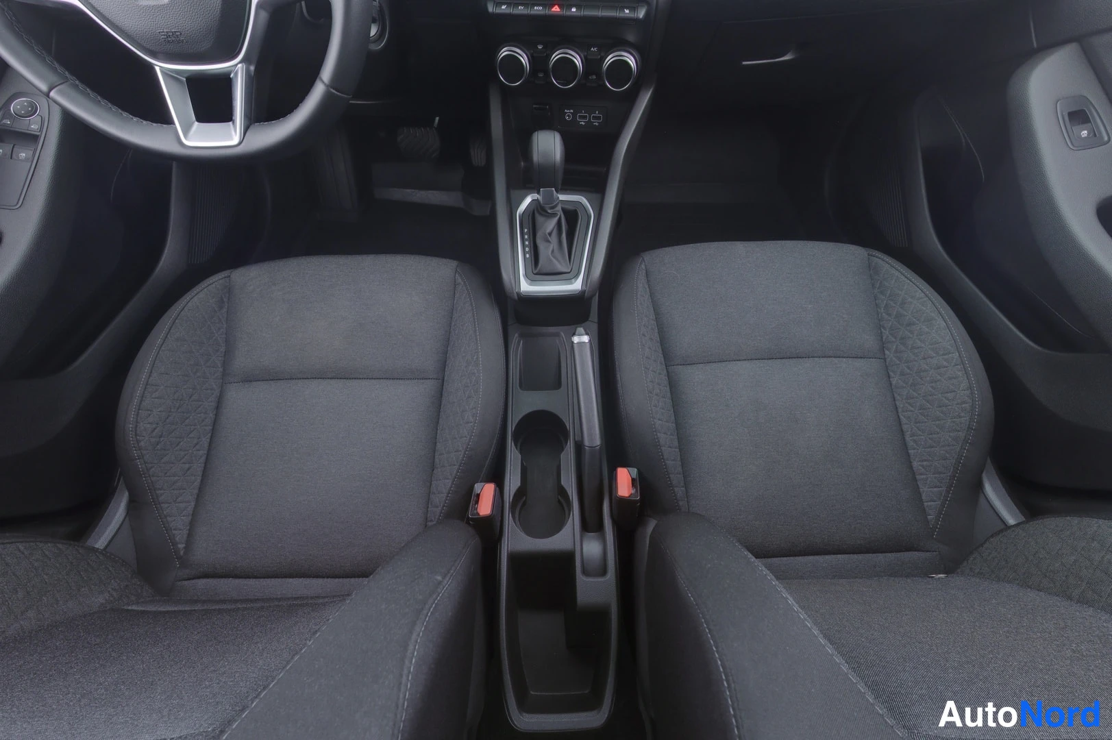 Etuviisto, nokka vasemmalle: Interior shot showing front seats and center console with manual gear lever