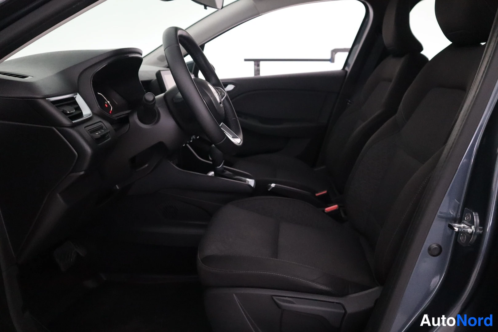 Etuviisto, nokka oikealle: Side interior view from open door showing seats and dashboard