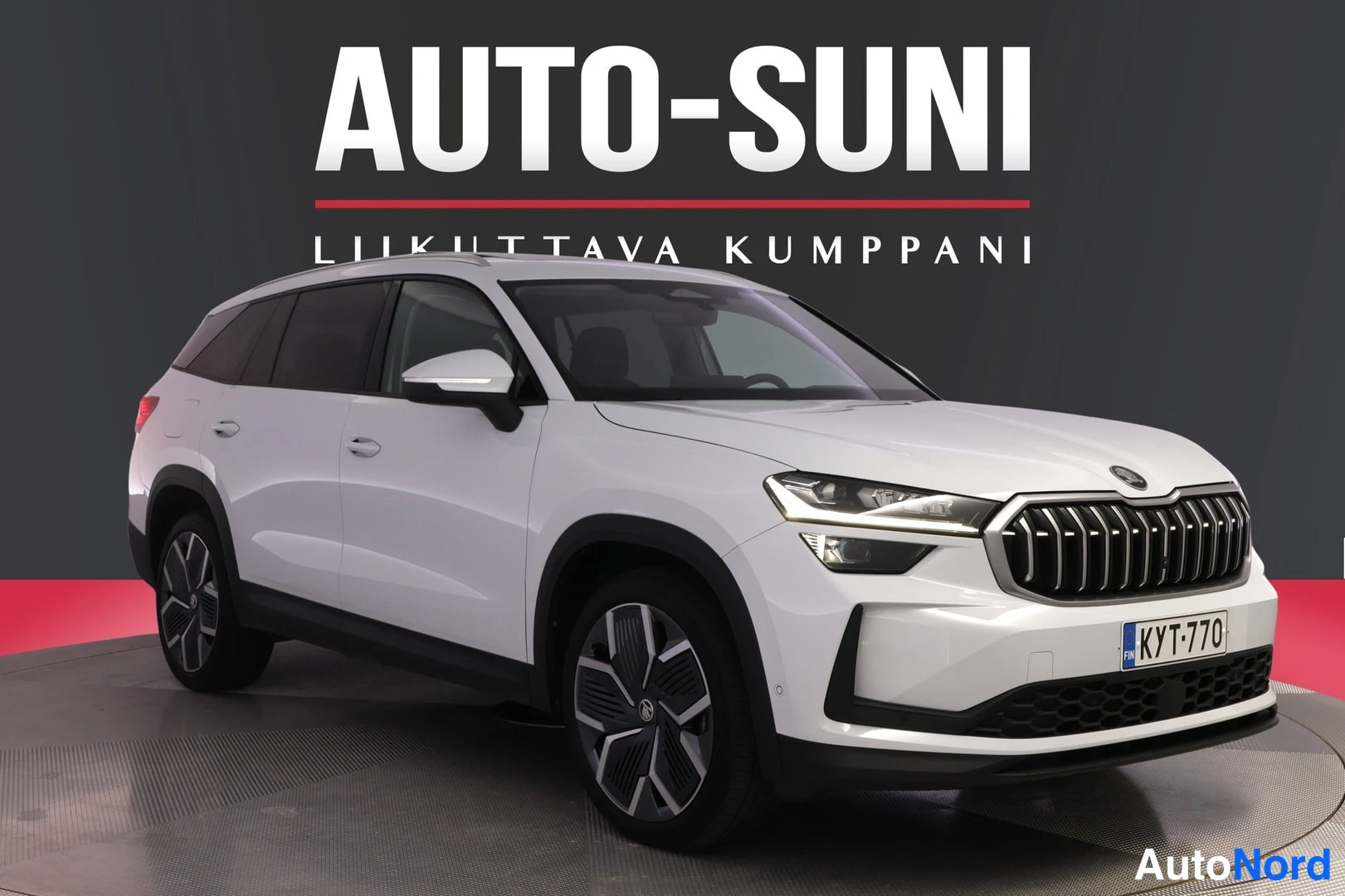 Etuviisto, nokka oikealle: Front three-quarter view of a white Skoda SUV showing the grille, headlights, and left flank.