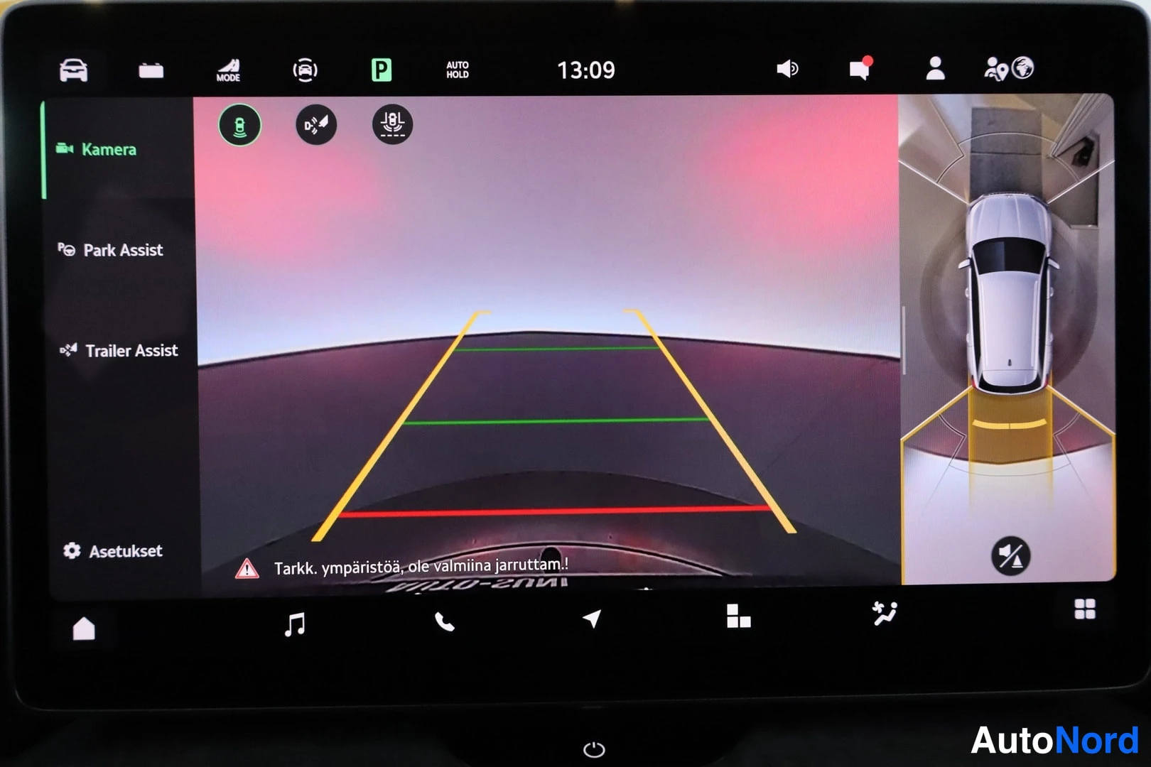 Yksityiskohta: Näytöllä kamera-näkymä peruutustunnilla, valikot Kamera, Park Assist ja Trailer Assist.