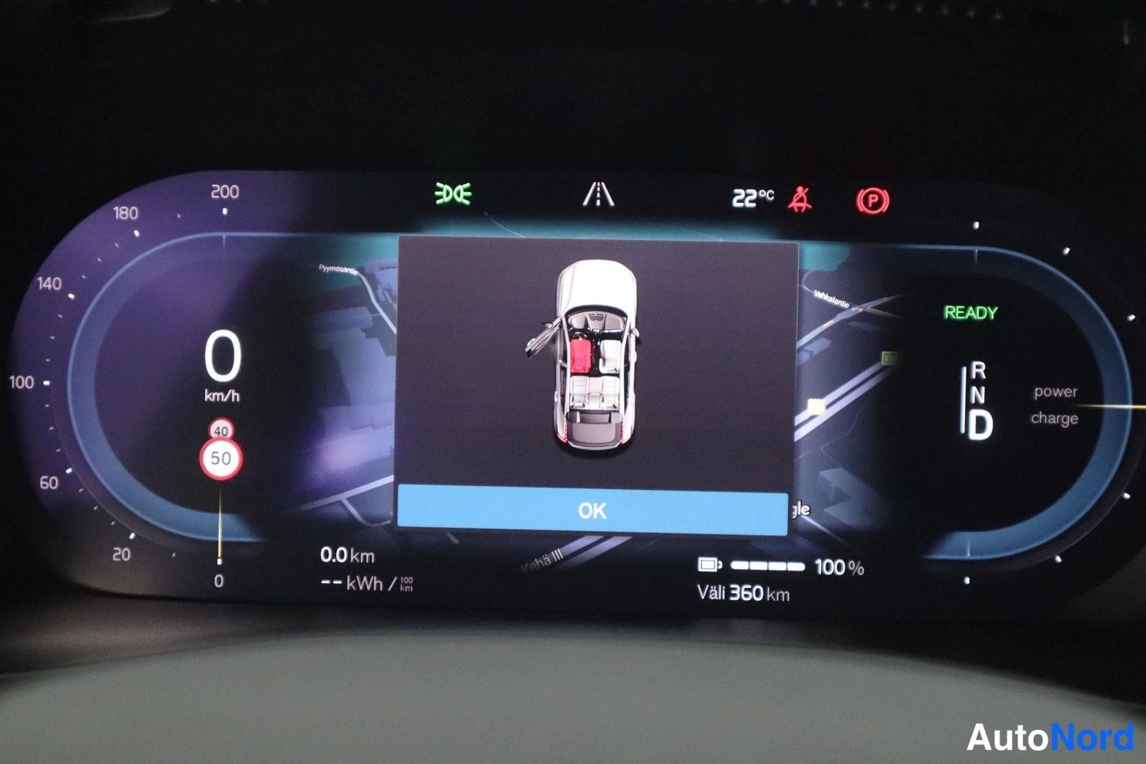 Takaa: Digitaalinen instrumenttinäyttö: nopeus 0 km/h, valinta D, READY-merkintä, akun tila 100 % ja väli 360 km.
