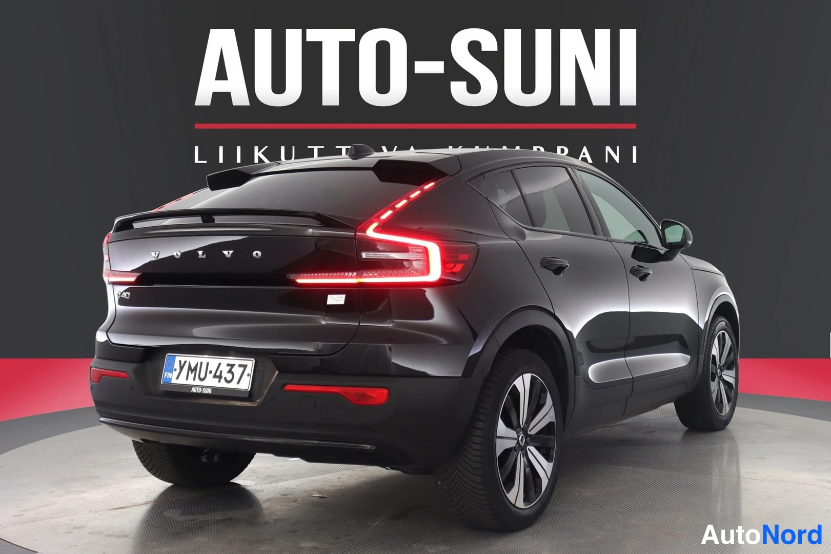 Takaviisto: Mustan henkilöauton takaosa lähikuvassa, takavaloja ja VOLVO-teksti, rekisteri.