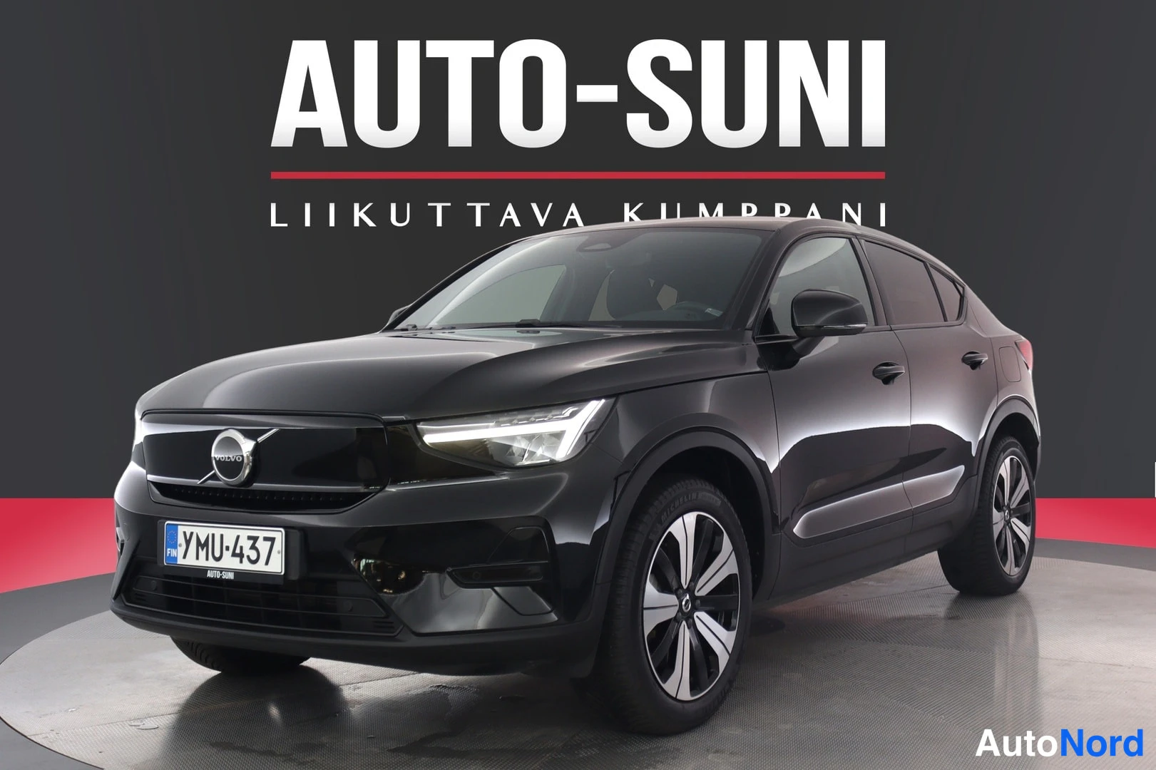 Etuviisto, nokka vasemmalle: Musta Volvo C40 etuvasemmalta kolmesta neljäsosaan kuvattuna, konepelti ja etusäleikkö näkyvissä.