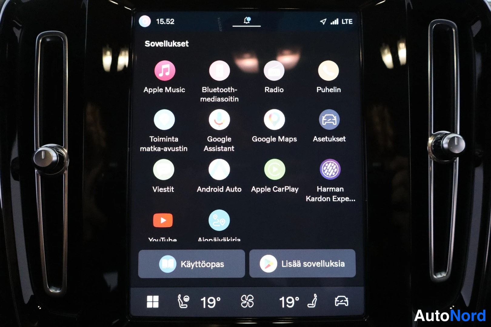Muu: Keskinäytön sovellusvalikko: Apple Music, Bluetooth-mediasoitin, Radio, Puhelin, Google Assistant, Android Auto, Apple CarPlay, Harman Kardon ym.