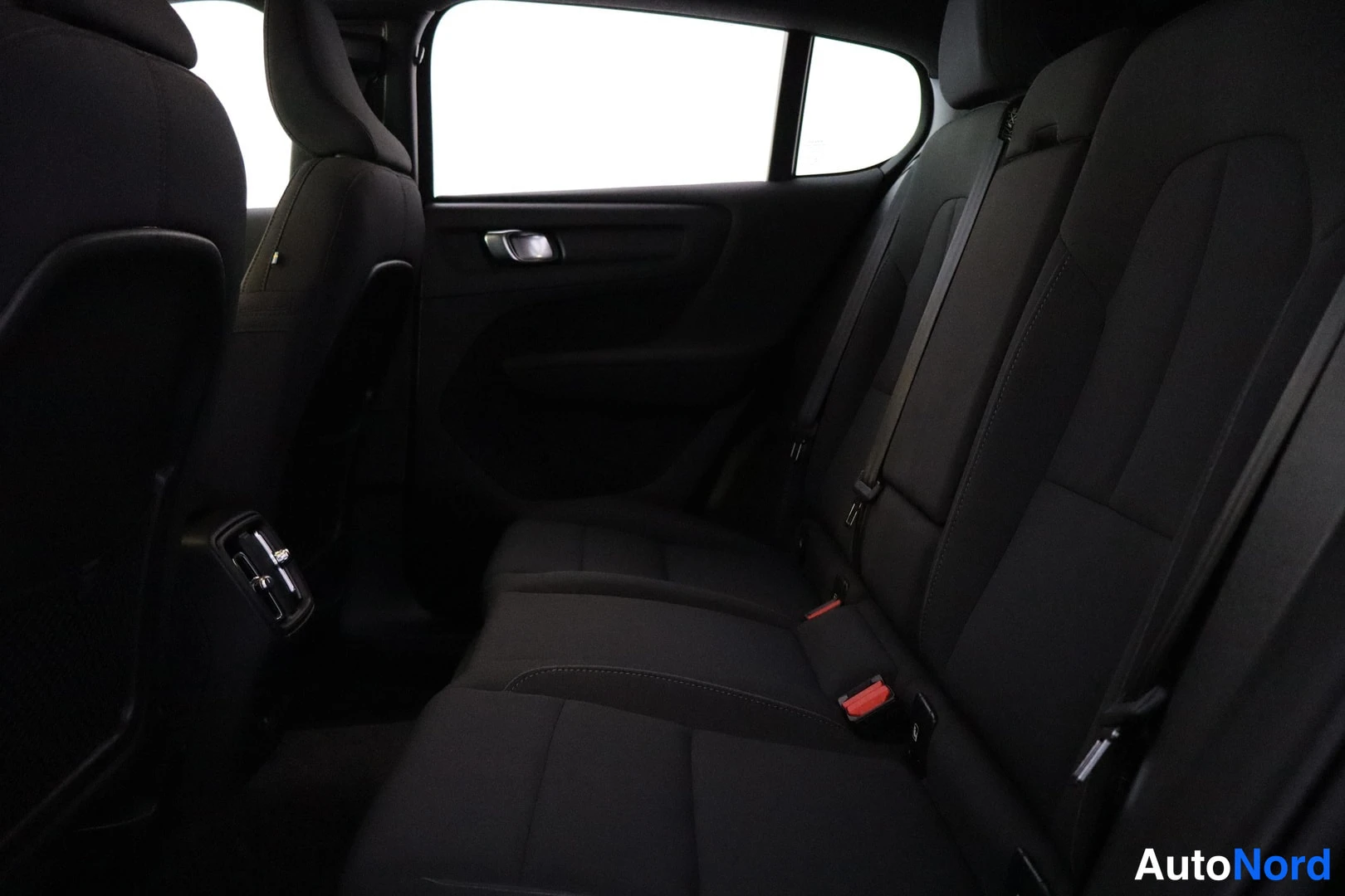 Etuviisto, nokka oikealle: rear seat area with black fabric upholstery and headrests