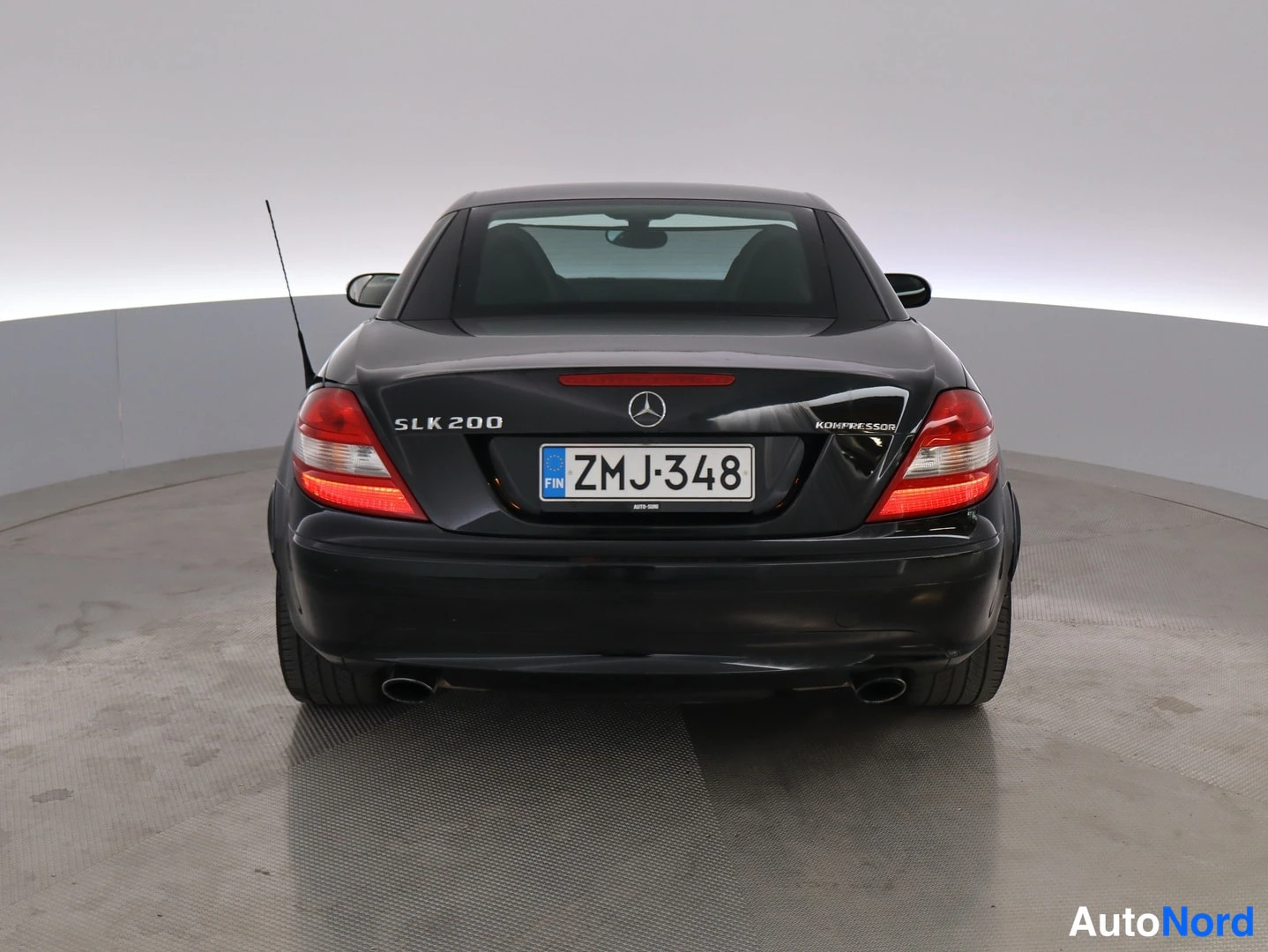 Takaa: Mustan Mercedes-Benz SLK 200 Kompressorin takanäkymä, rekisterikilpi