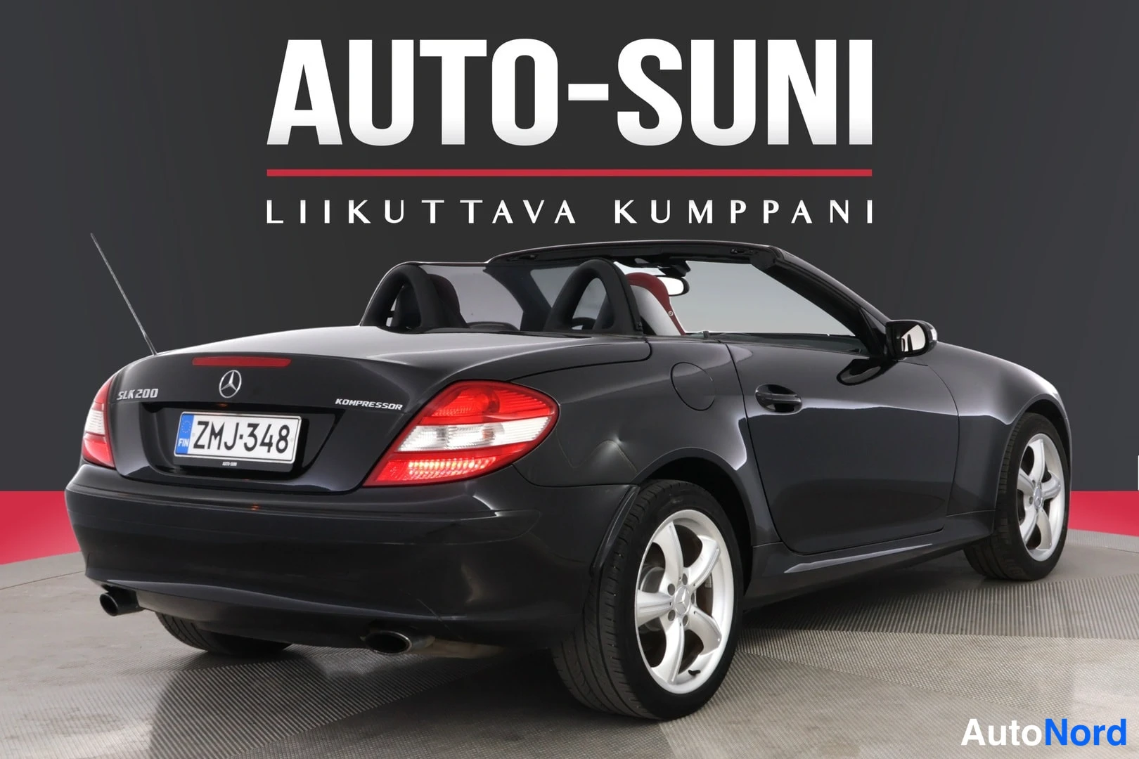 Takaviisto: Musta Mercedes-Benz SLK takaa oikealta kuvattuna, rekisterikilpi, SLK 200 ja Kompressor -tekstit takakannella.