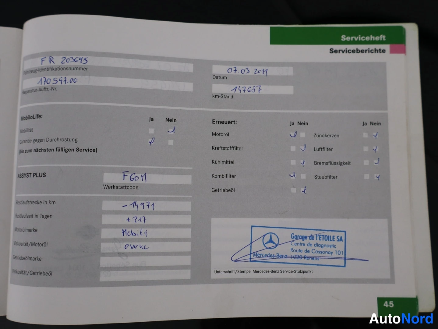 Asiakirja: Auki käännetyn Mercedes-Benz Serviceheft-huoltokirjan sivu 45, käsin täytetty huoltoraportti päiväys 07.03 2011 ja 147687 km lukemalla, Garage de l'ETOILE SA -l