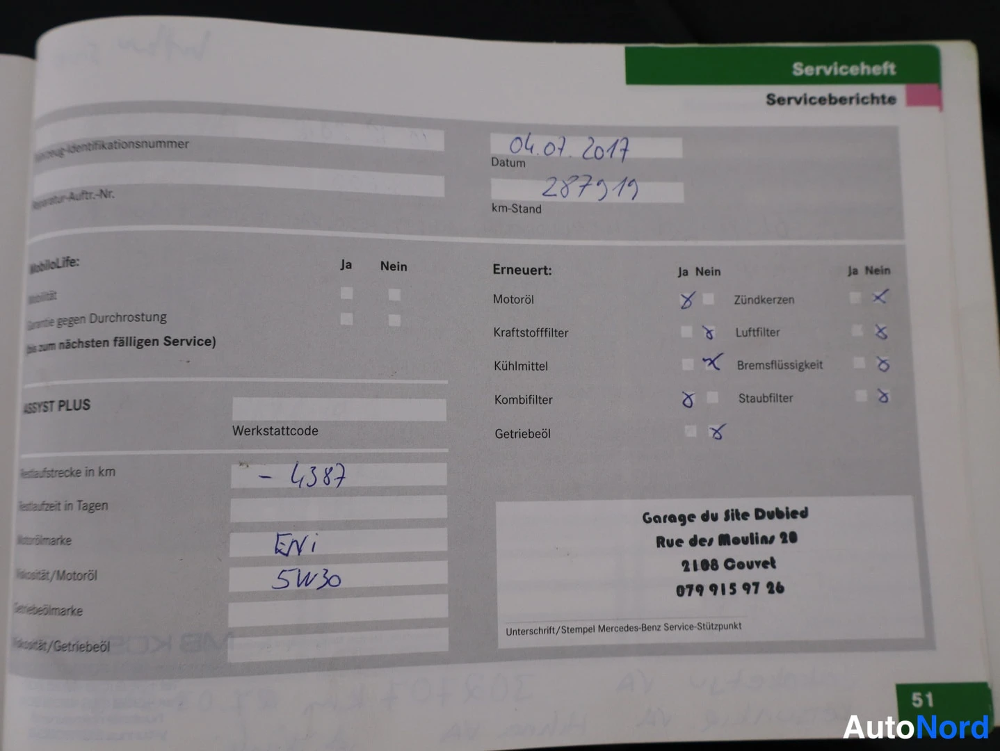 Asiakirja: Mercedes-Benzin Serviceheft-huolto-otsikko sivulla 51, käsin kirjoitettu huolto 4.7.2017, km-tila 287319, vaihdettu moottoriöljy ja komiööljy, muistiinpanot ölj