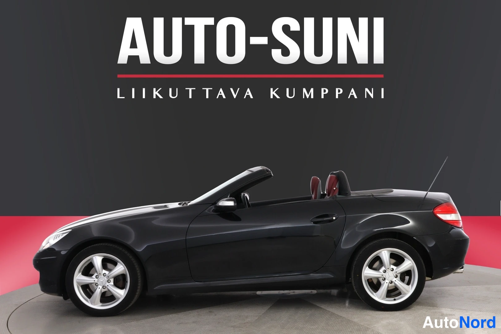 Sivulta: Mercedes-Benz SLK avomalli, musta