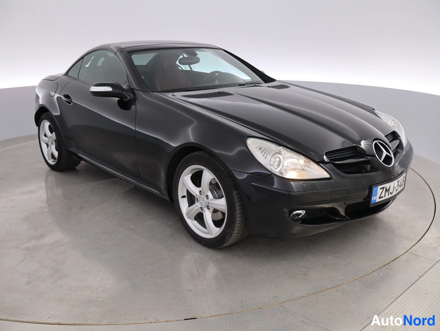 Etuviisto, nokka oikealle: Mercedes-Benz SLK korkeasta kulmasta oikealle kääntyneenä, musta, rekisteri