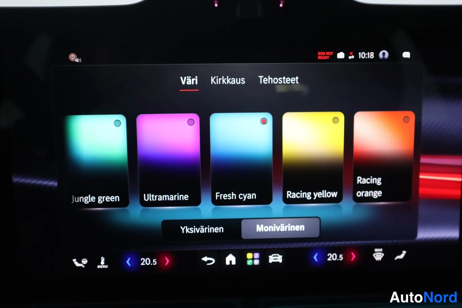 Muu: Infotainment-näytön Väri-valikko, jossa ympäristövalaistuksen väriasetukset Yksivärinen ja Monivärinen, väreinä mm. Jungle green, Ultramarine, Fresh cyan ja Rac