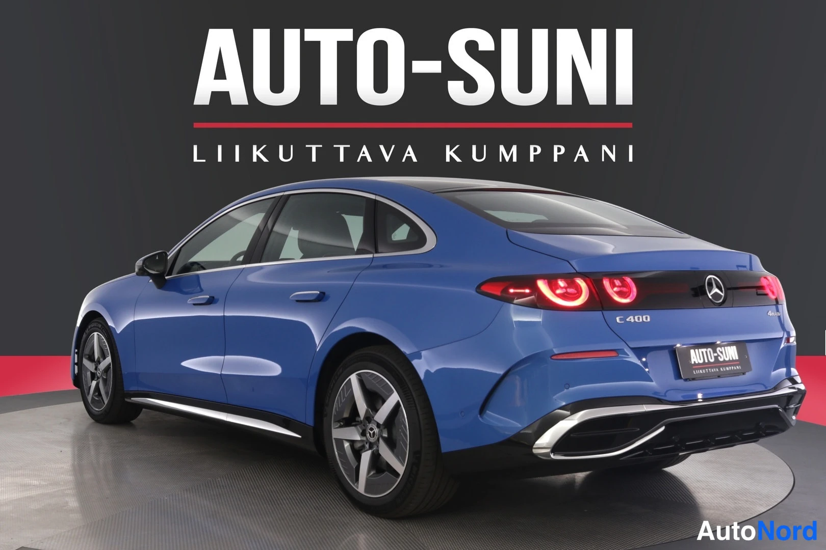 Takaviisto: Mercedes-Benz C 400 takaapäin profiilikuva, sininen koriväri, takana C 400 -mallimerkki näkyvissä.