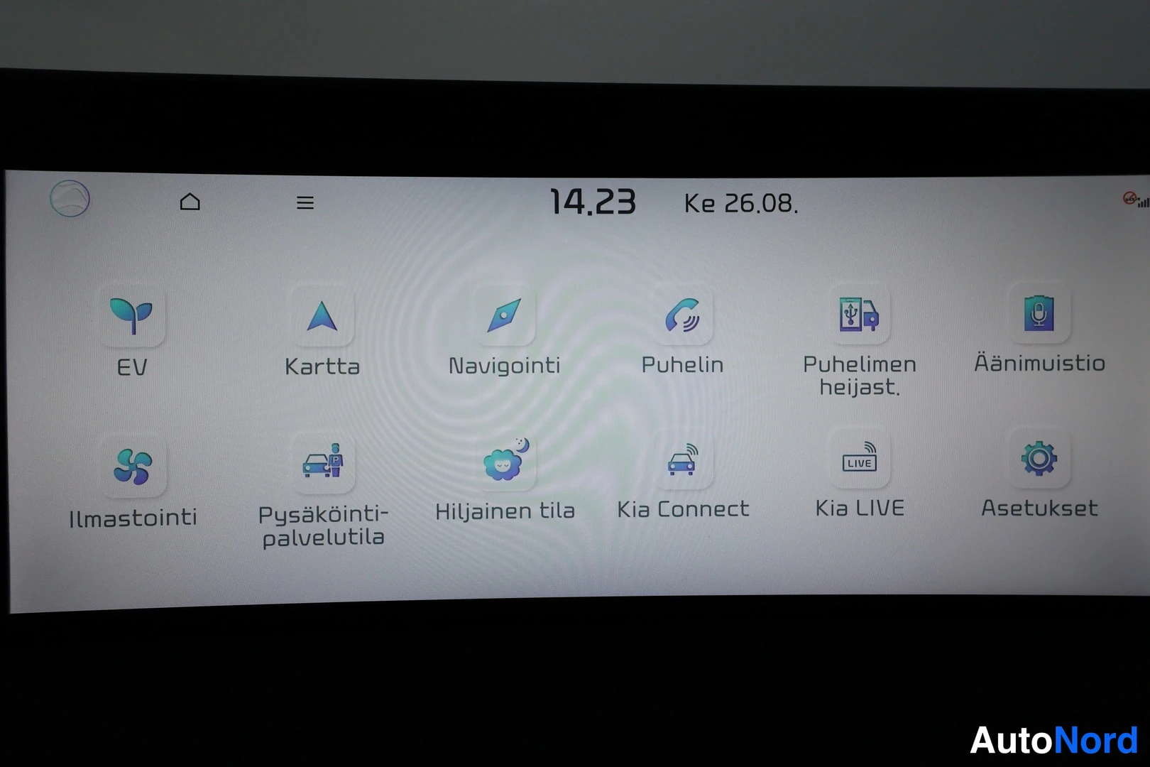 Muu: Auton infotainment-näytön valikko, jossa kuvakkeet EV, Kartta, Navigointi, Puhelin, Puhelimen heijastus, Äänimuistio, Ilmastointi, Pysäköintipalvelutila, Hiljai