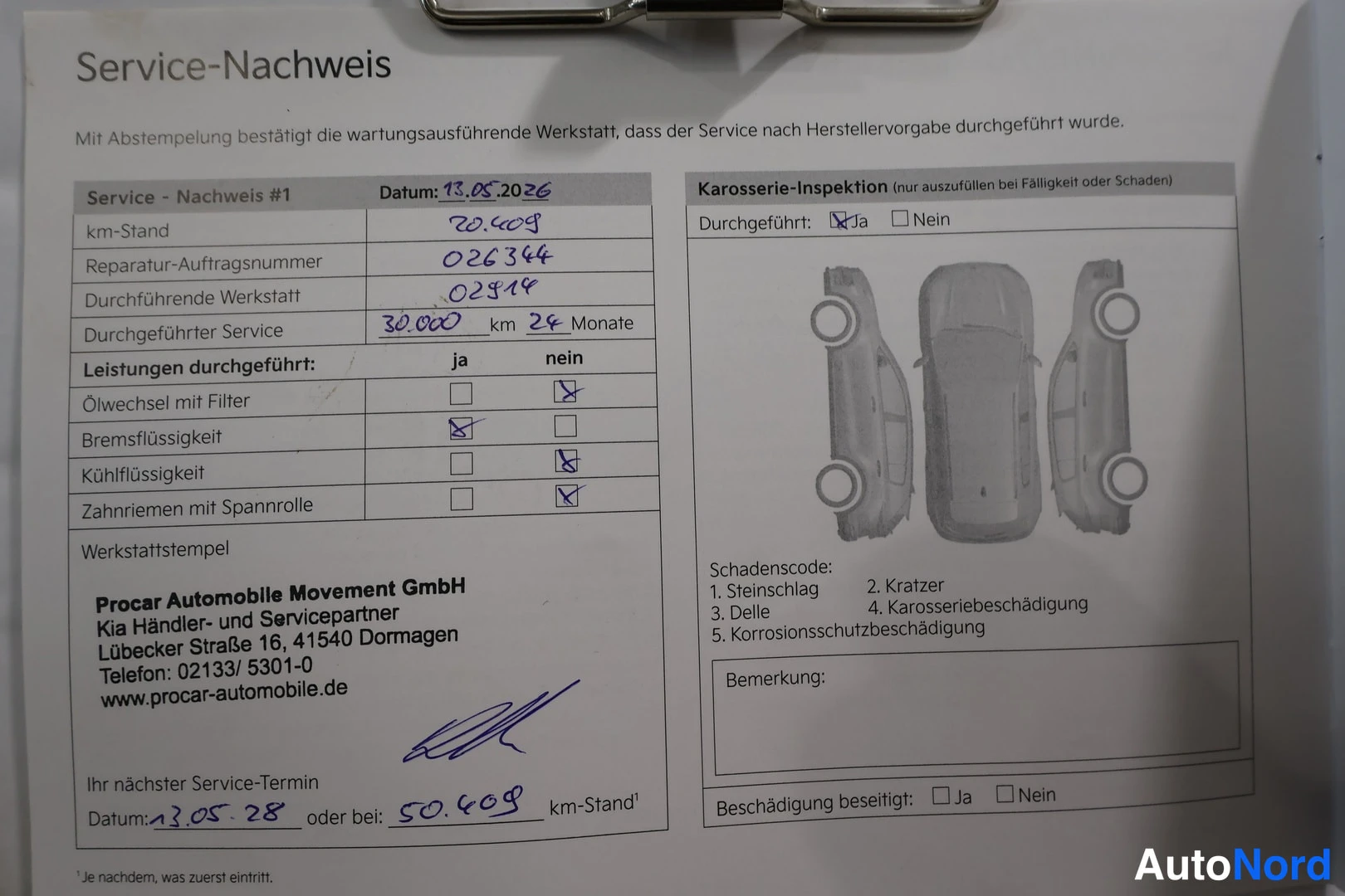 Yksityiskohta: Huoltonäyttö (Service-Nachweis)clipboardilla: kilometrilukema 20 409, päiväys 13.05.2026, Procar Automobile Movement GmbH, Dormagen.