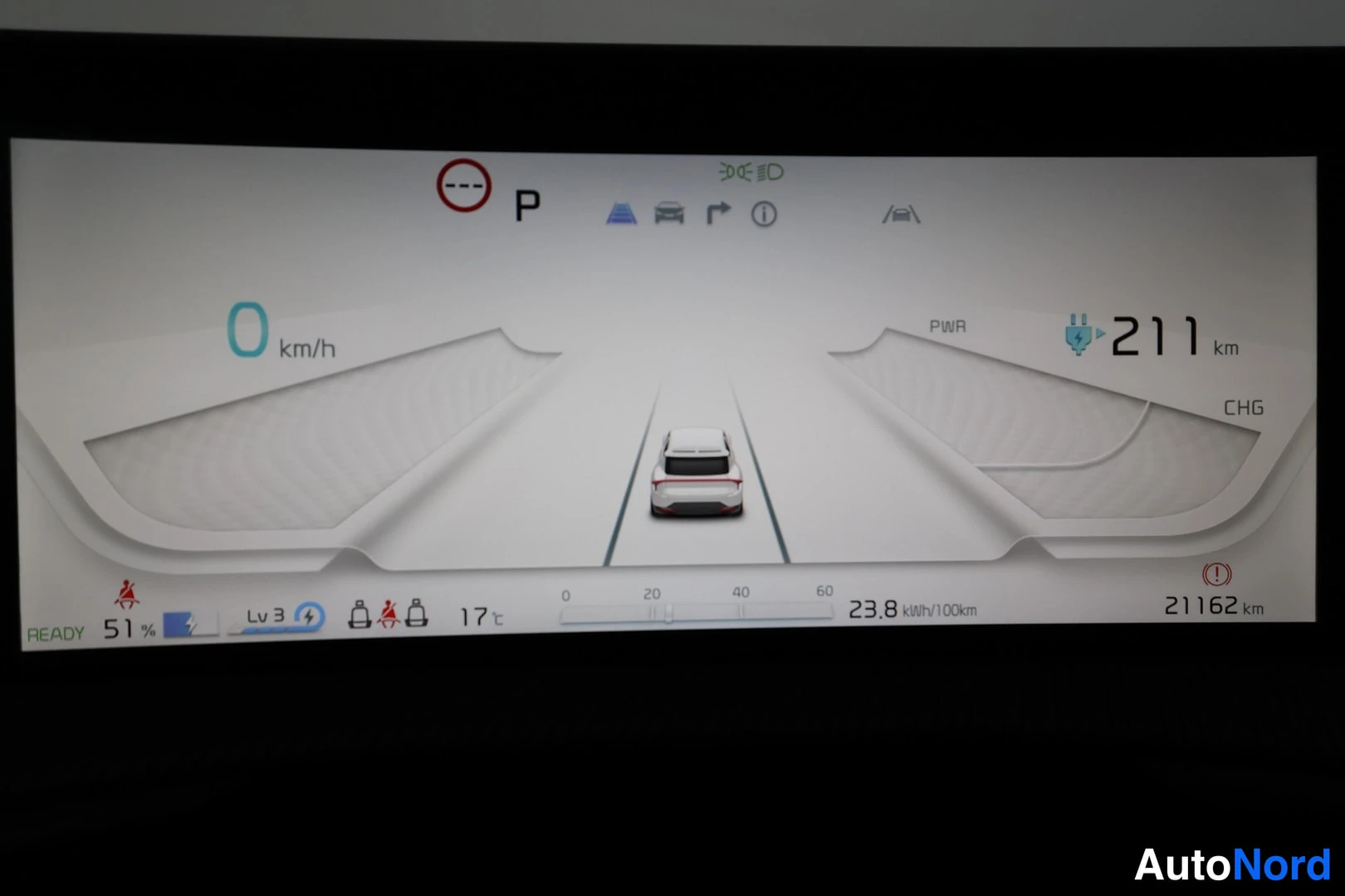 Muu: Kojelaudan näyttö: 0 km/h, P-tila, 51 % akku, 211 km toimintasäde, matkamittari 21162 km, kulutus 23,8 kWh/100 km.