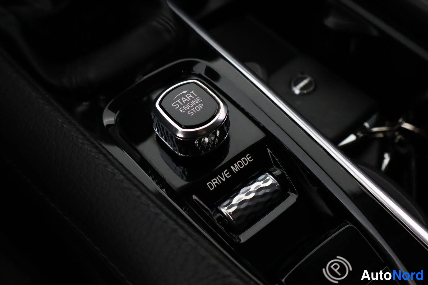 Muu: Auton käynnistysnappi START ENGINE STOP ja vieressä DRIVE MODE-säädin.