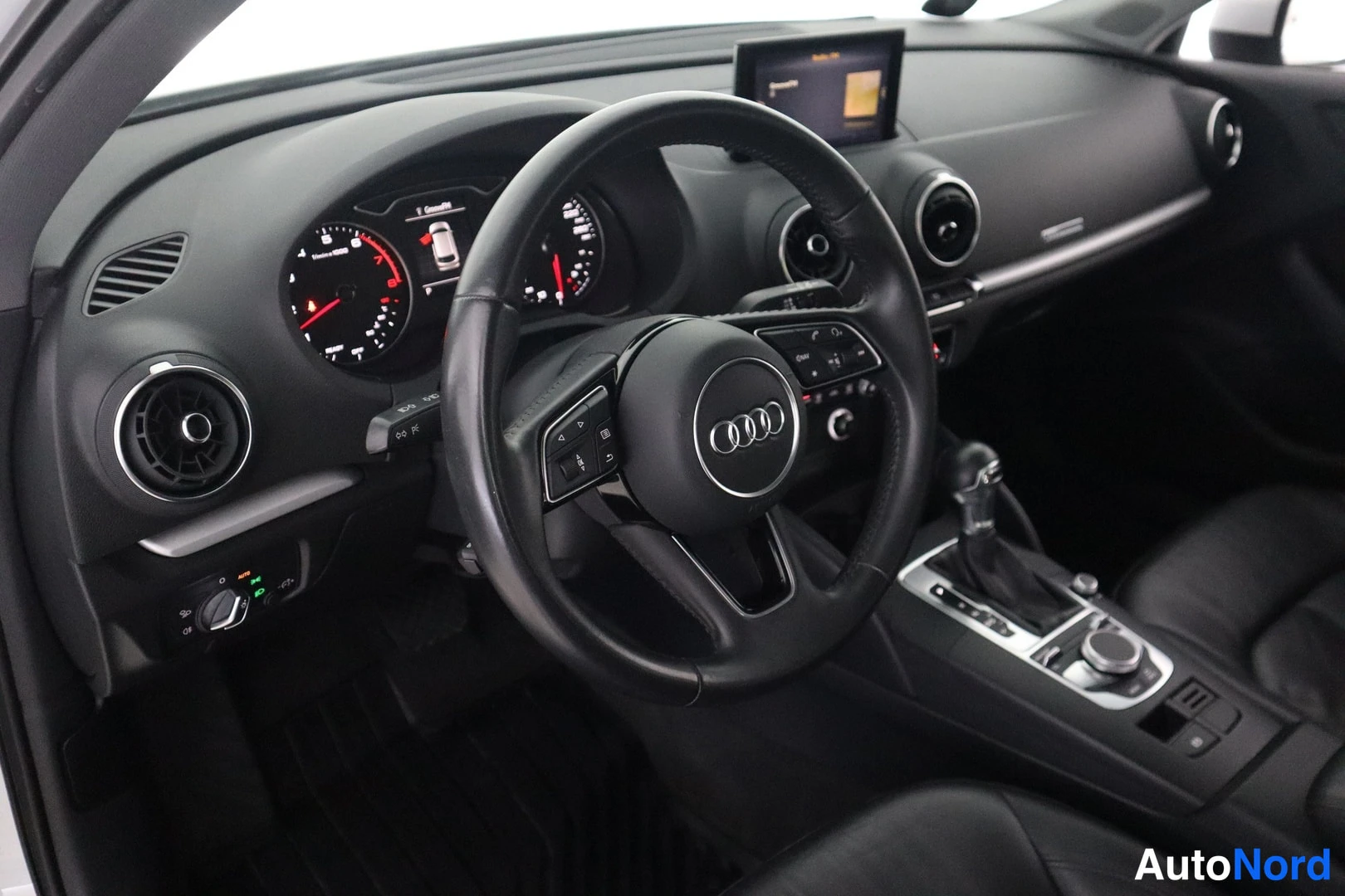 Valkoinen Audi A3 2019, kuva 14