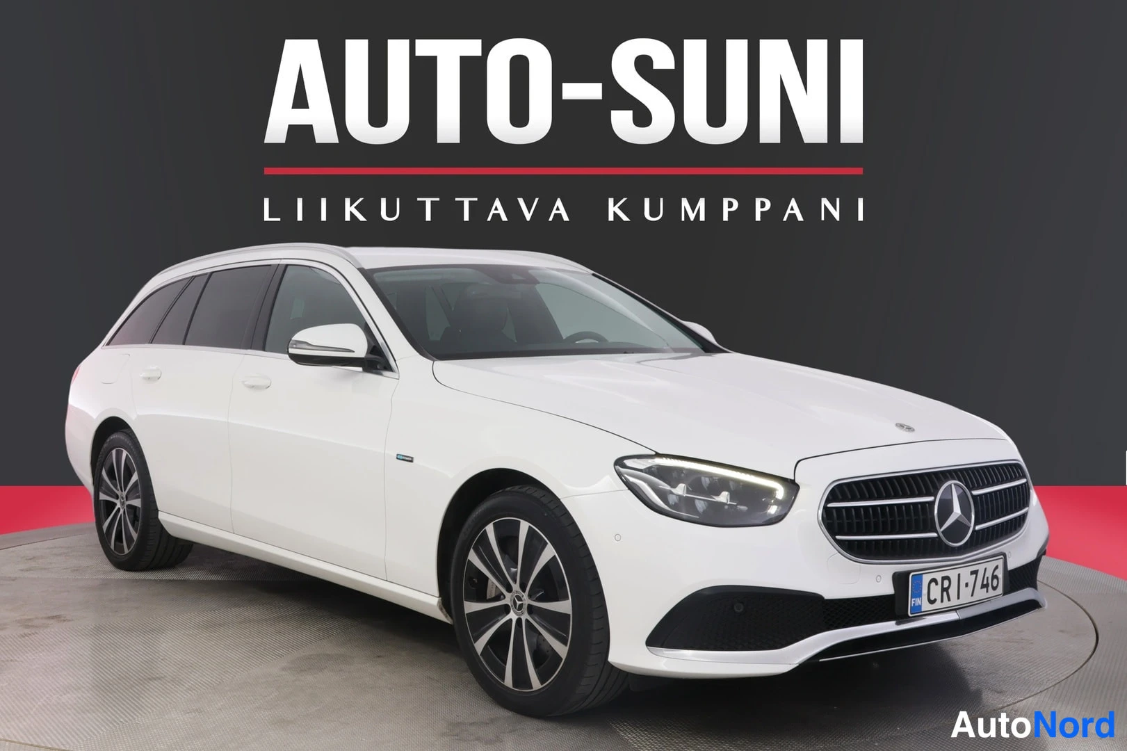 Etuviisto, nokka oikealle: Valkoinen Mercedes-Benz farmari etuviistosta oikealle katsoen, rekisteri.