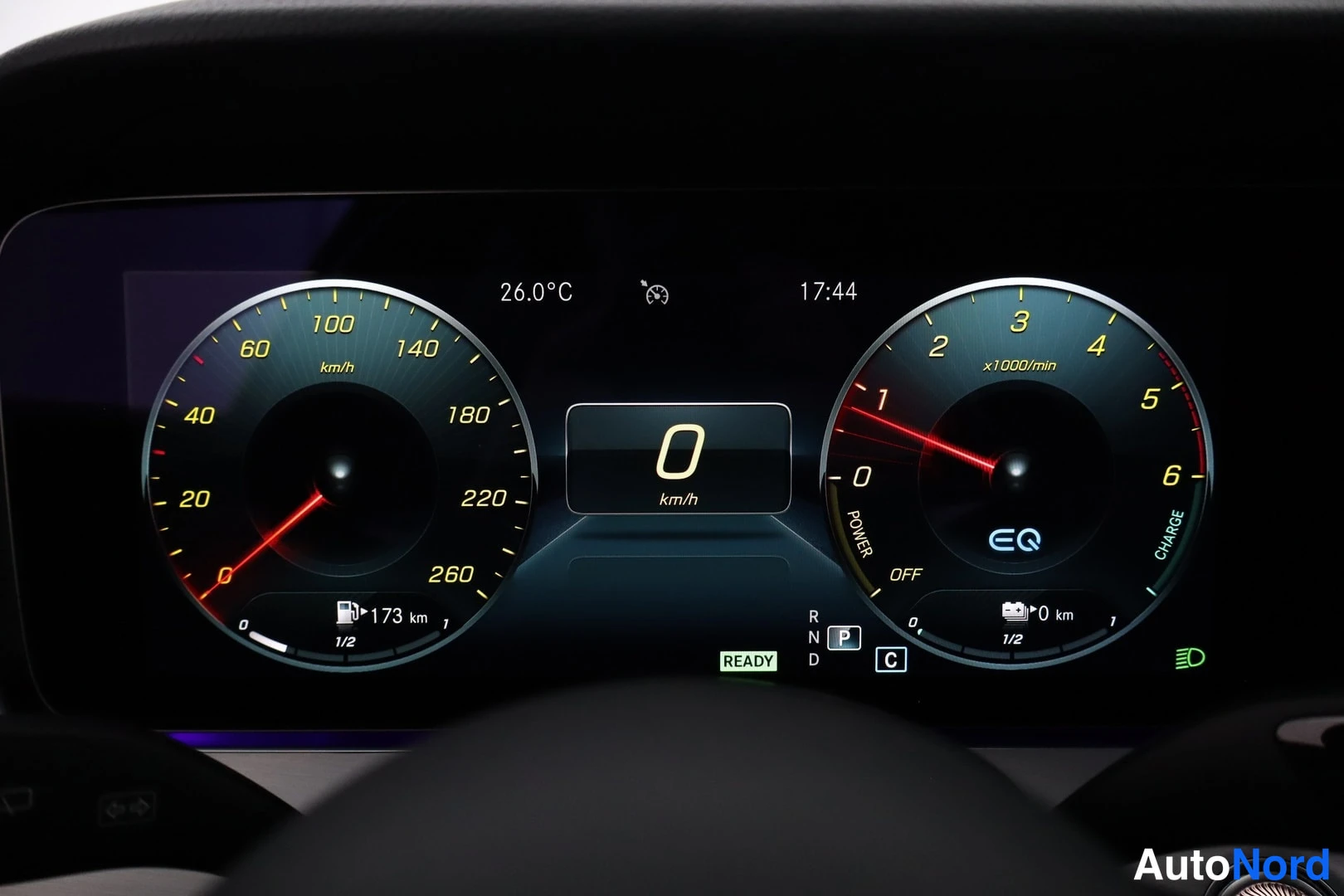 Muu: Digitaalinen kojelauta lähikuvassa: 0 km/h, READY, lämpötila 26,0°C, kello 17:44, P-vaihde ja 173 km tankissa.