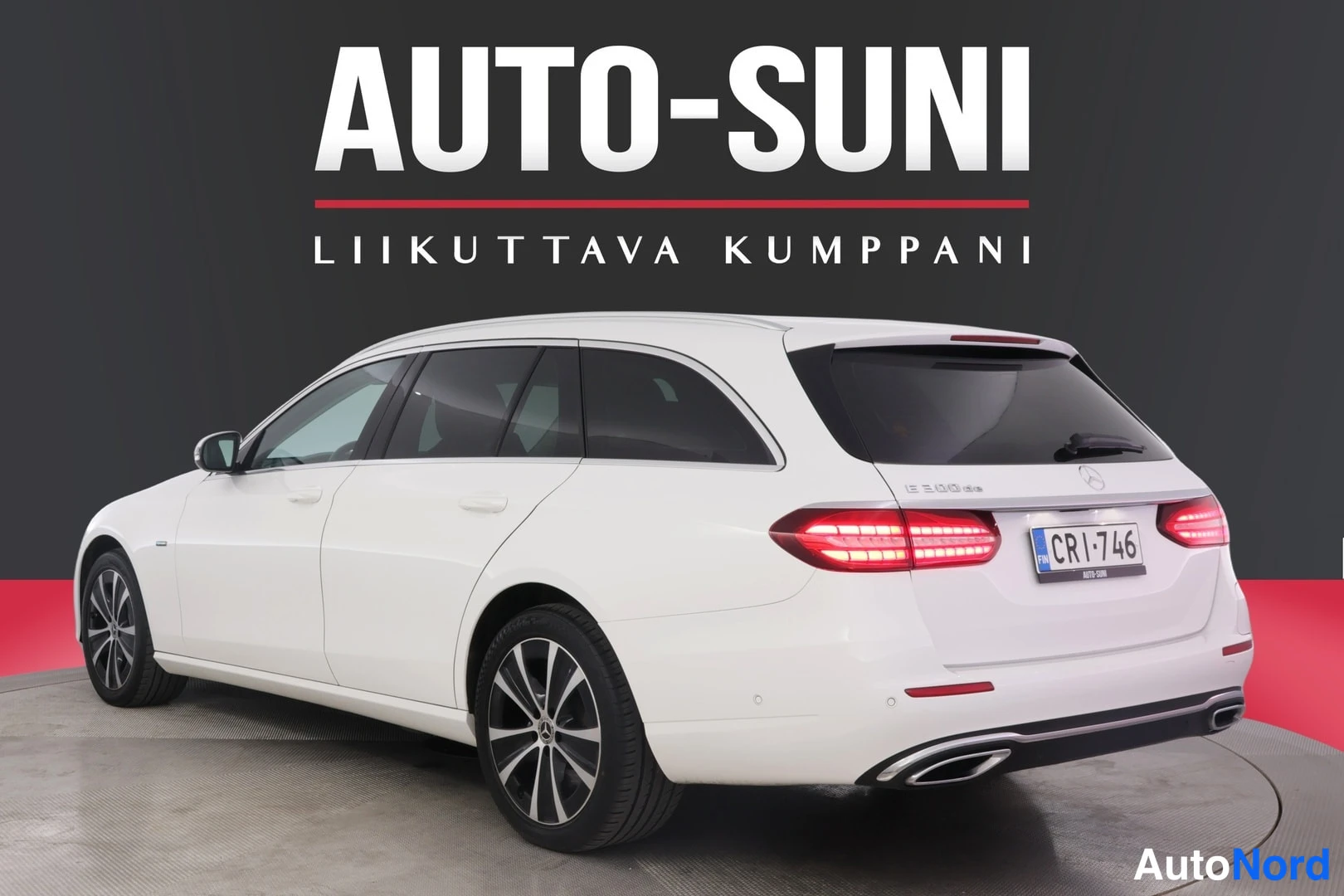 Takaviisto: Valkoinen Mercedes-Benz farmari takaviistosta oikealle katsoen, rekisteri.