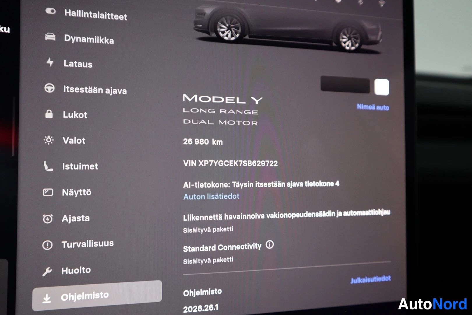 Muu: Auton näyttö näyttää ohjelmistovalikon ja tiedot: Model Y Long Range Dual Motor, 26 980 km, VIN XP7YGCEK7SB629722, ohjelmisto 2026.26.1.