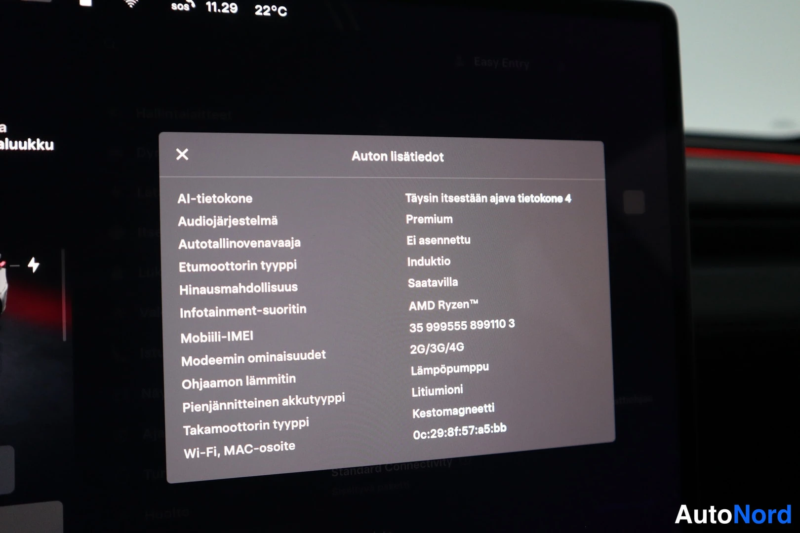 Muu: Kuva auton näytöstä, jossa näkyy lista lisätiedoista kuten moottorin tyyppi ja lämpöpumppu.