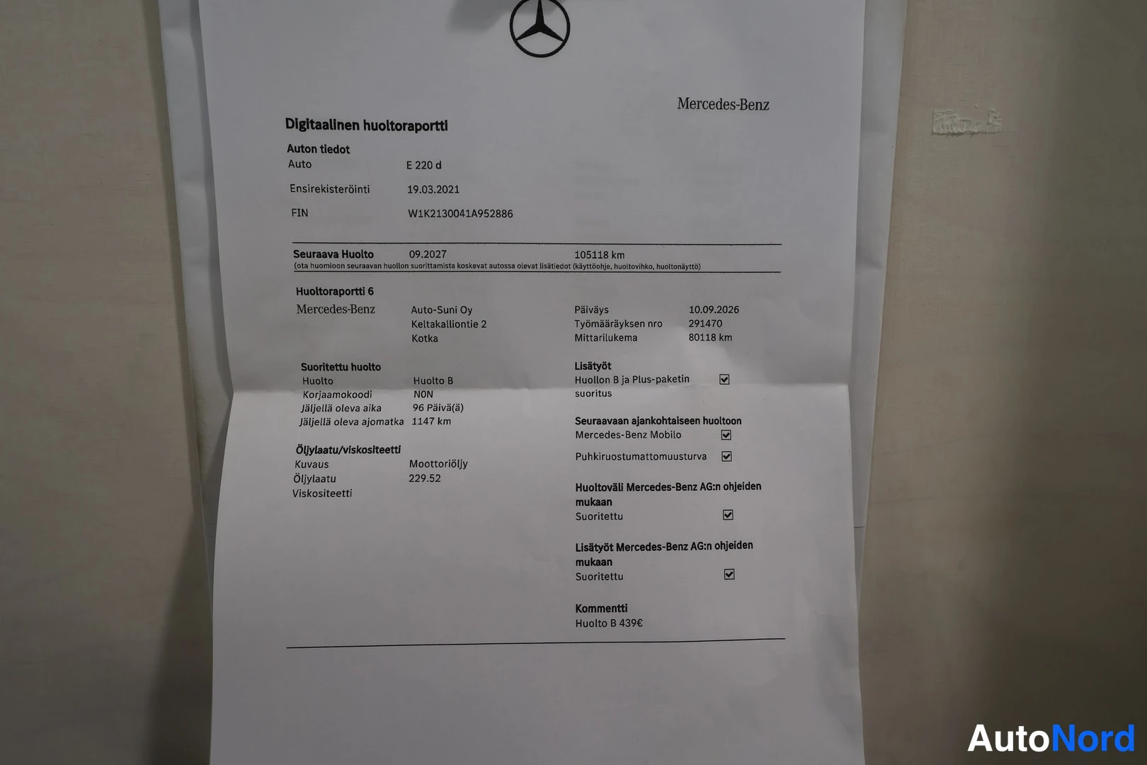 Muu: Mercedes-Benzin digitaalinen huoltoraraportti paperilla, jossa auton tiedot E 220 d ja huoltotiedot.