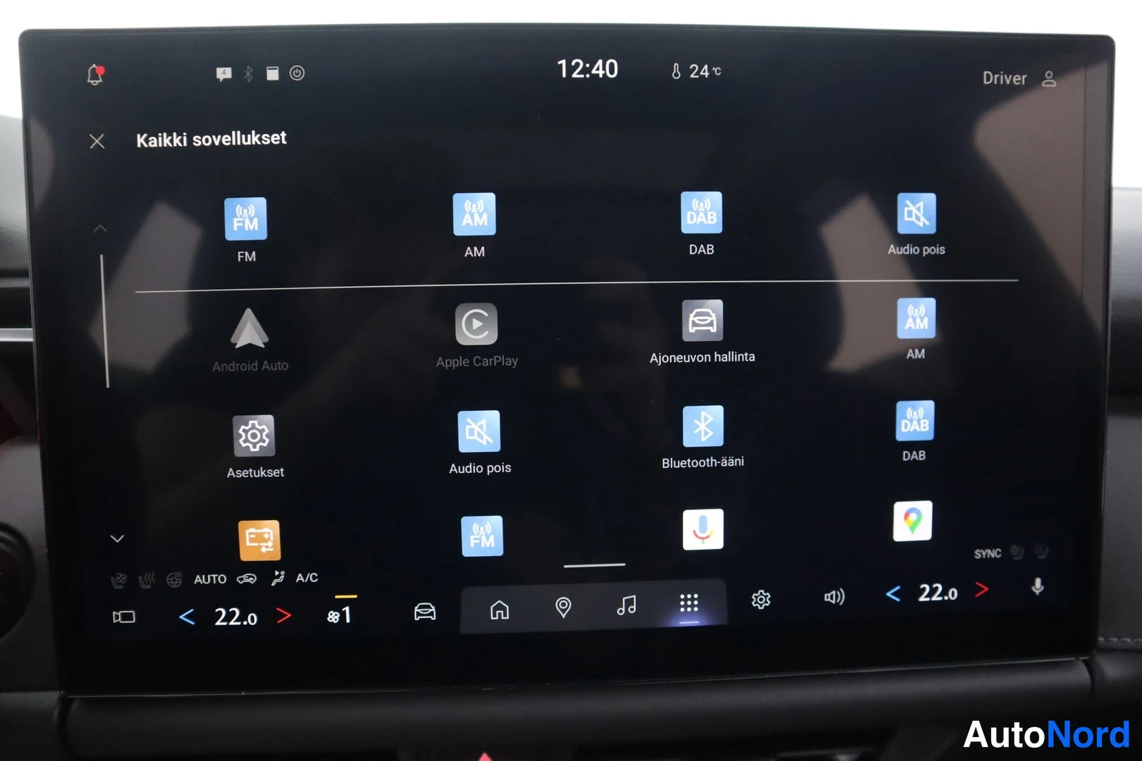 Yksityiskohta: Infotainment-näyttö kaikki sovellukset -valikossa: FM, AM, DAB, Android Auto, Apple CarPlay ja asetukset.