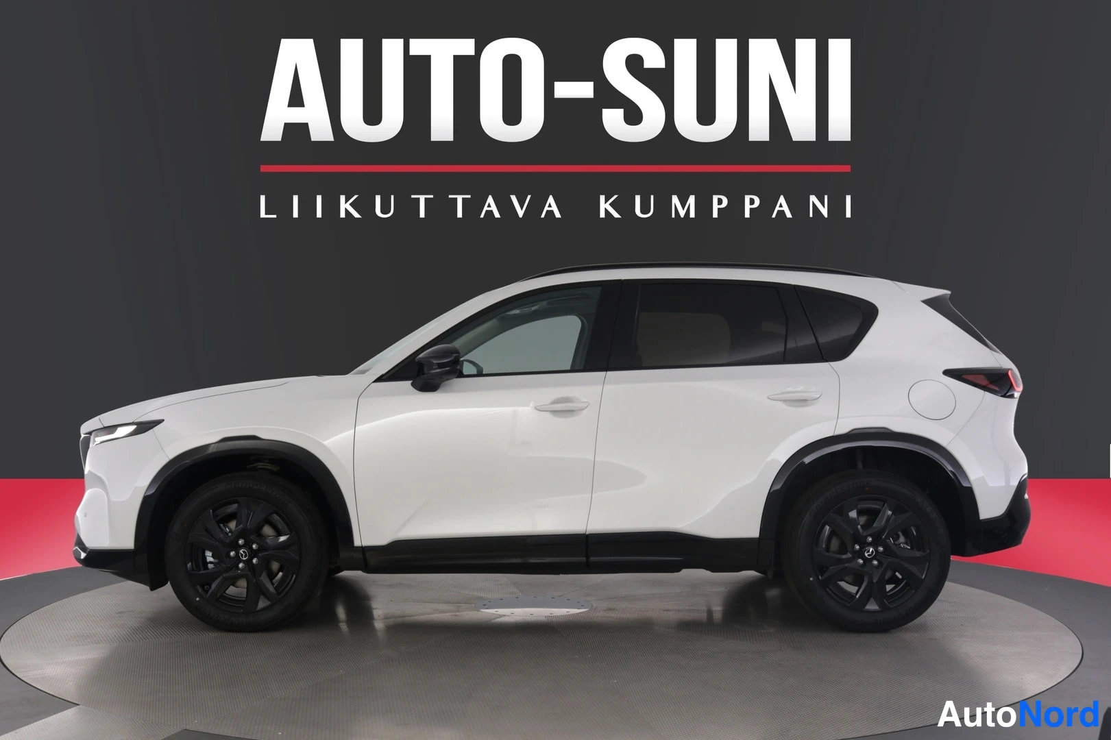 Etuviisto, nokka vasemmalle: Valkoinen Mazda CX-5 kuvattuna oikealta edestä, mustat vanteet ja tummat ikkunat.