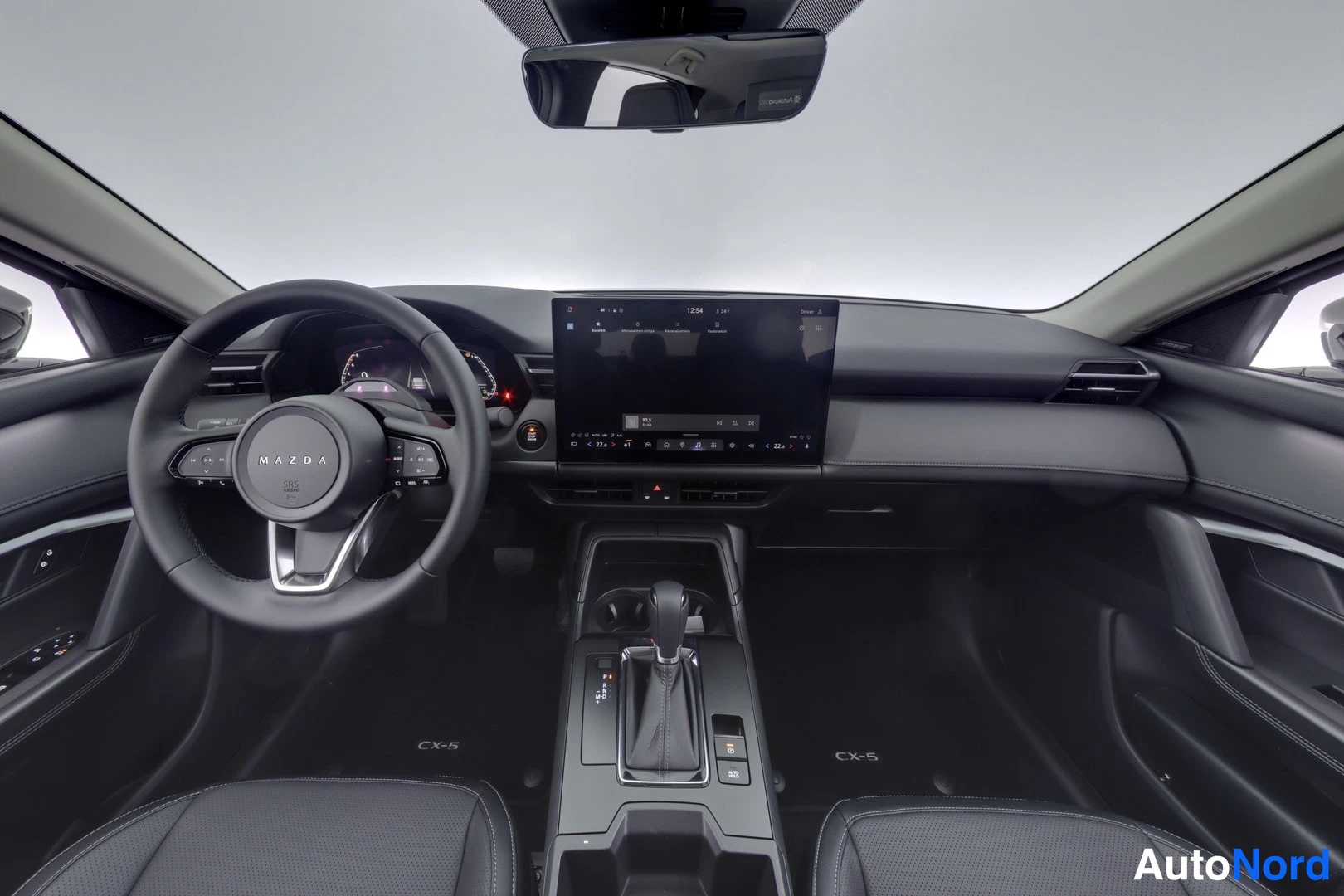 Muu: Mazda CX-5:n ohjaamo: Mazda-ohjauspyörä, automaattivaihteen valitsin ja keskinäyttö.