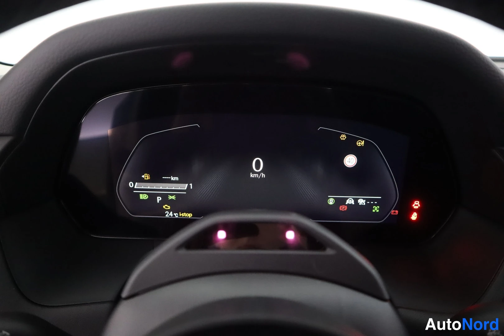 Muu: Digitaalinen mittaristo: nopeus 0 km/h, vaihde P, polttoainemittari ja i-stop-merkintä näkyvät.