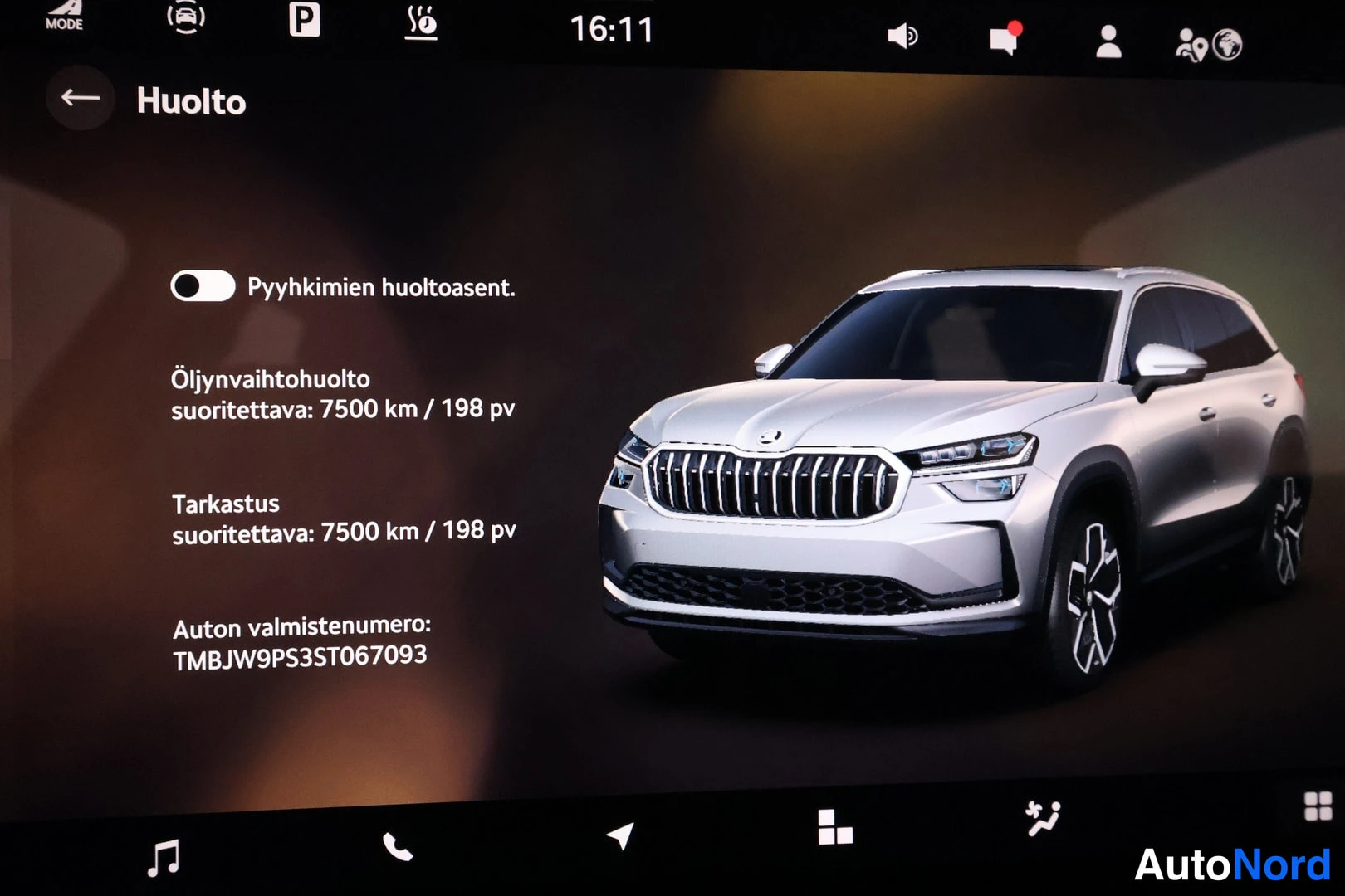 Yksityiskohta: Kuva auton infotainment-näytöstä: huoltosivu, öljynvaihtohuolto suoritettava 7500 km / 198 pv, valmistenumero TMBJW9PS3ST067093 ja hopeisen SUV:n kuva.