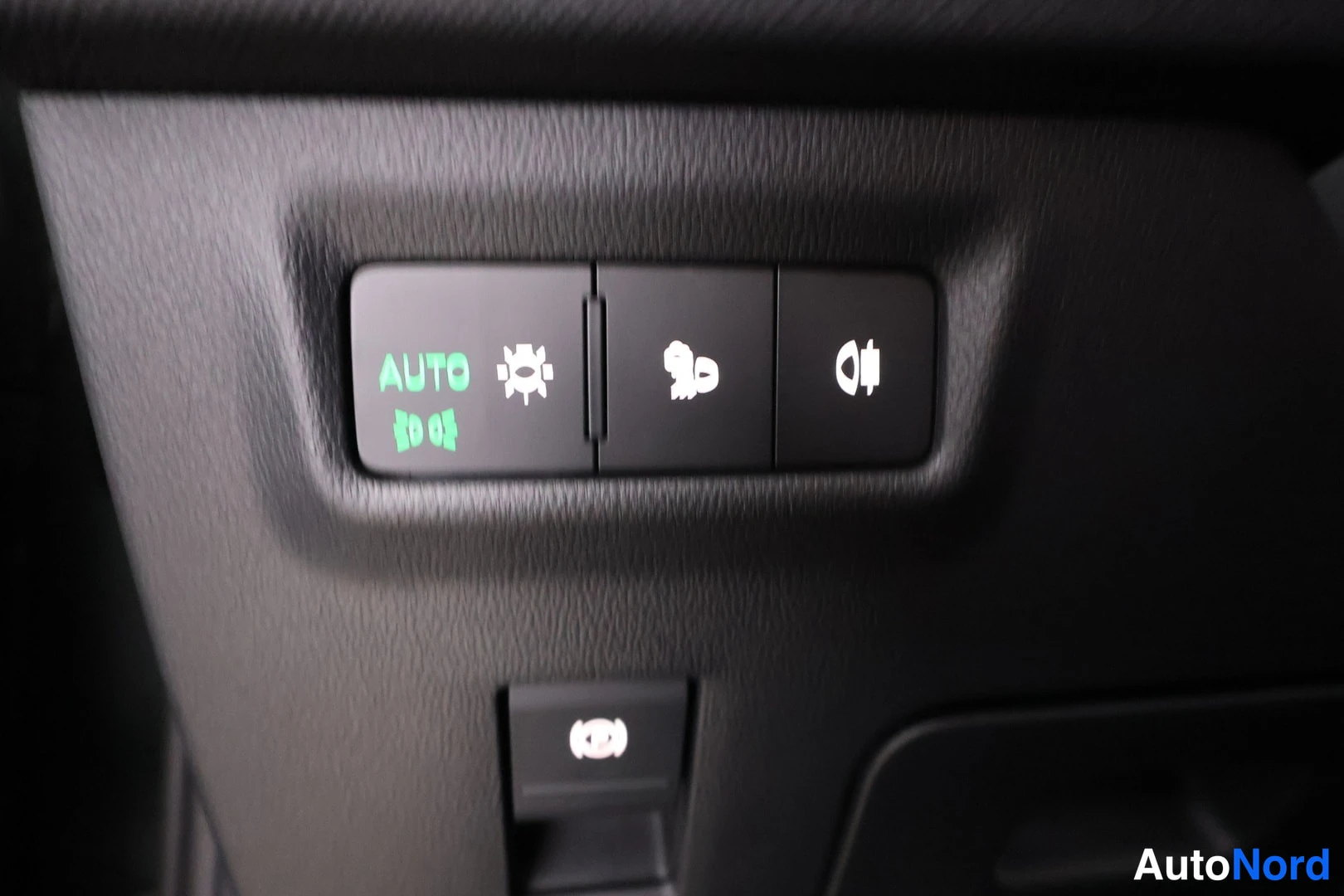 Muu: Valonkytkin paneelissa AUTO-merkinnällä ja muilla merkeillä.