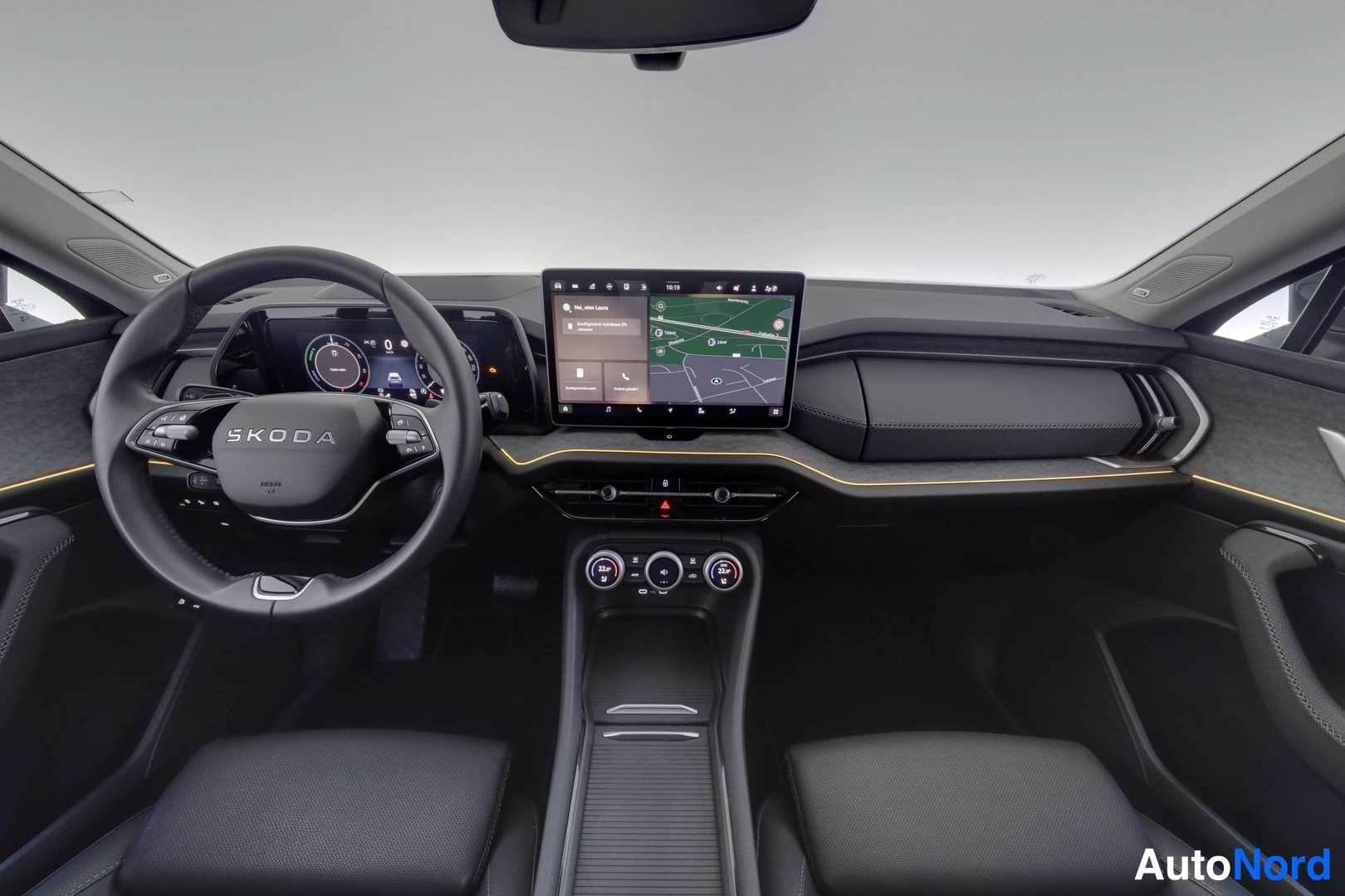 Yksityiskohta: Auto2`n kojelauta ja ohjaamo: Skoda-ratti, digitaalinen instrumenttin, suuri kosketusnu00e4yttu00f6 karttanu00e4ytu00f6llu00e4, mu00e4ttu00f6ru00e4yttu00f6ru00e