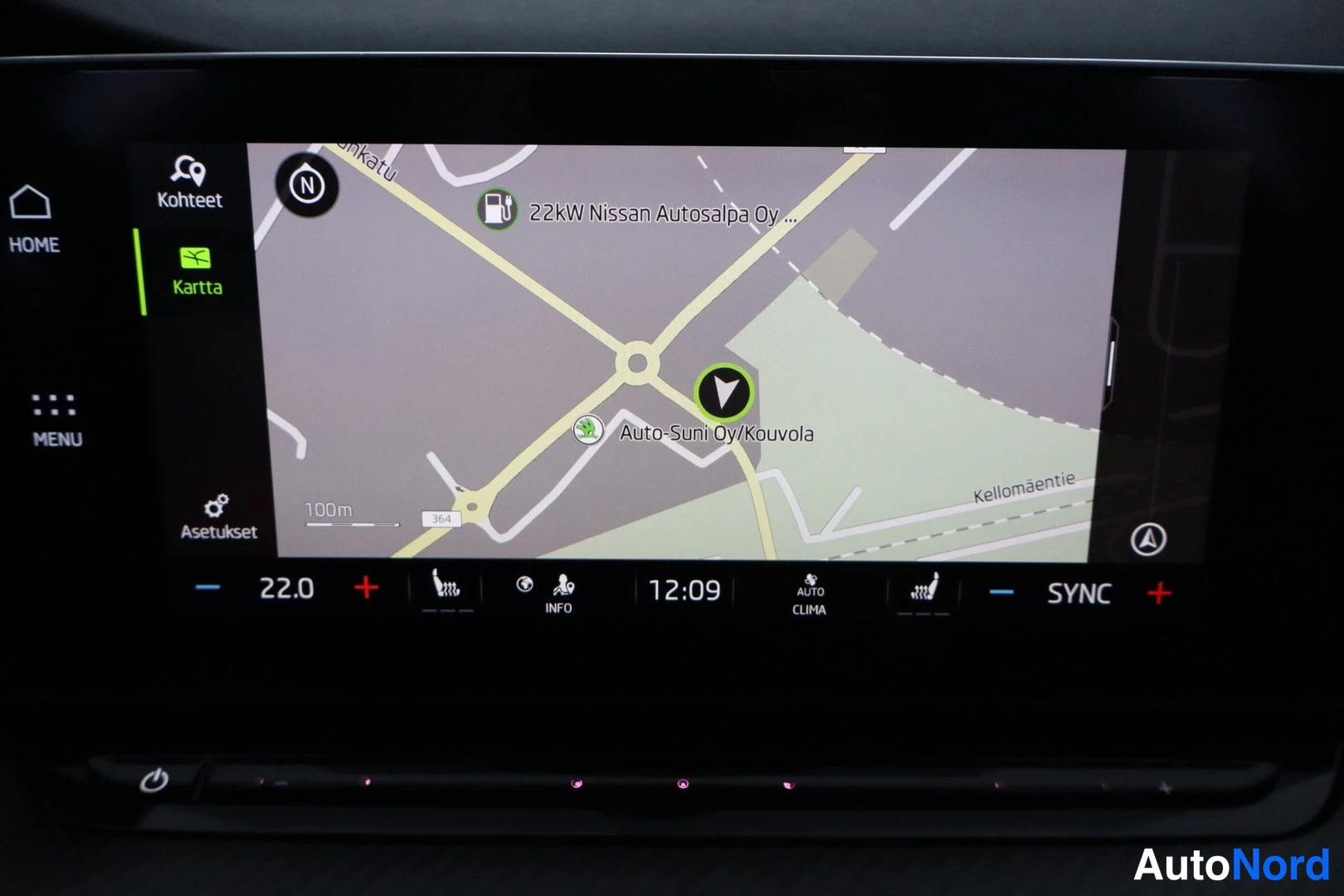 Muu: Autoinstrumenttinäytön kuva: skoda octavian keskinäytössä navigointikartta, jonka alareunassa ilmastoinnin säädöt 22.0, INFO, AUTO CLIMA ja SYNC.