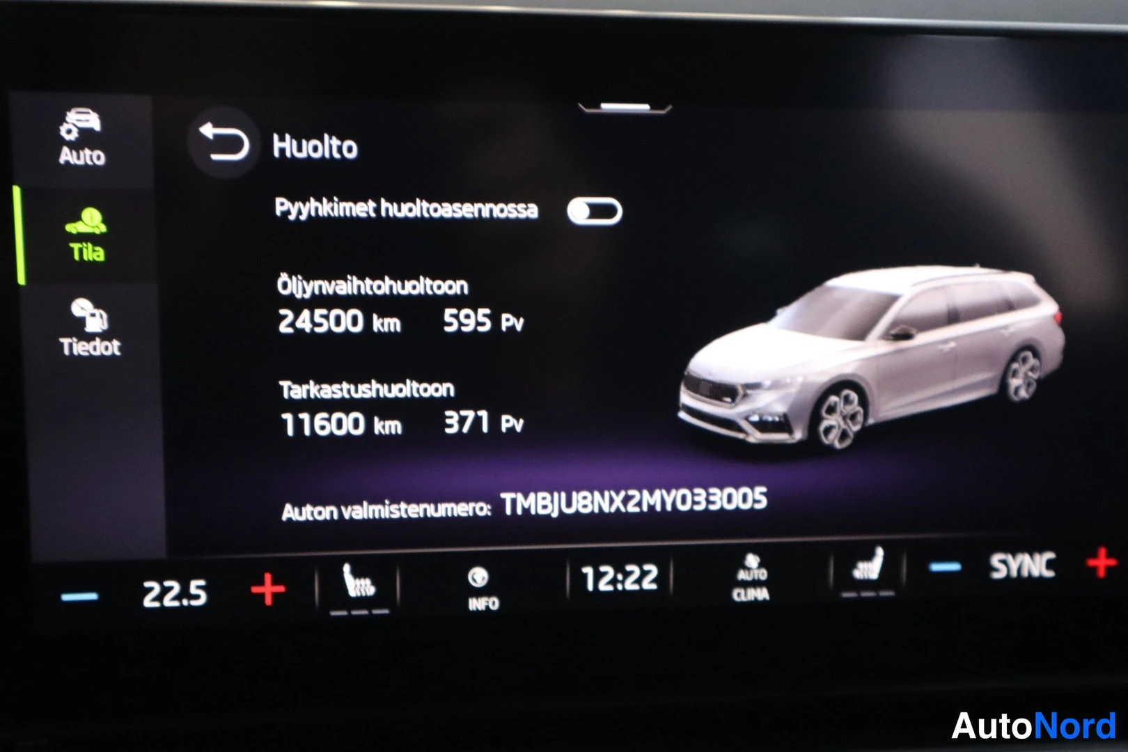 Yksityiskohta: Auton infotainment-näytön huoltosivu: öljynvaihtohuoltoon 24500 km / 595 pv, tarkastushuoltoon 11600 km / 371 pv sekä auton valmistenumero TMBJU8NX2MY033005.